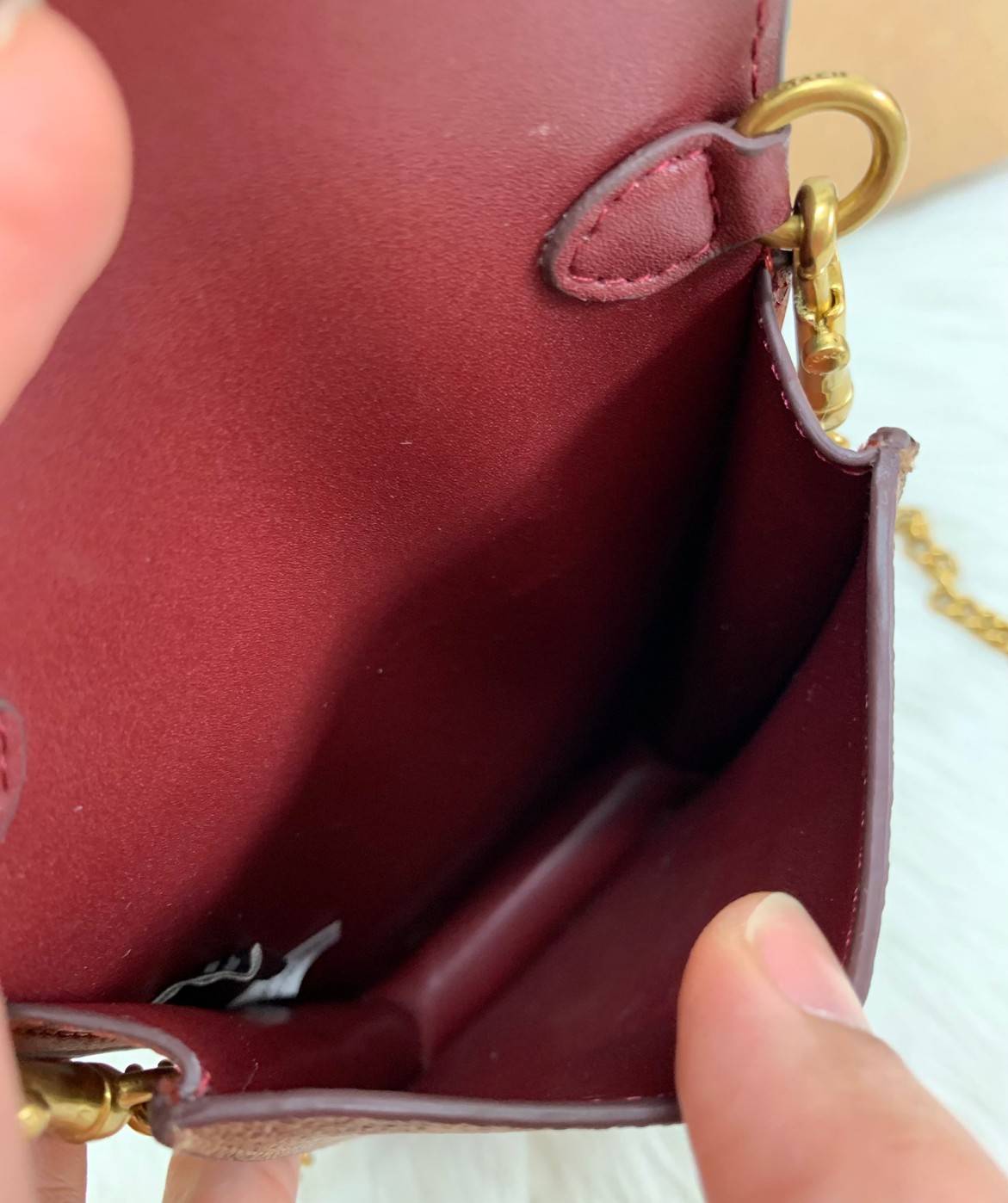 COACH PHONE CASE CROSSBODY BAG ((73486//76988//76357//39955//91046)) COACH NORTH/SOUTH CROSSBODY IN SIGNATURE CANVAS กระเป๋าใส่โทรศัพท์รุ่นนี้ มีความโดดเด่นทั้งดีไซน์และคุณสมบัติในการใช้งาน ด้วยลวดลายที่มีซิกเนเจอร์เป็นเอกลักษณ์แล้ว ด้านหลังยังมีช่องใส่กา