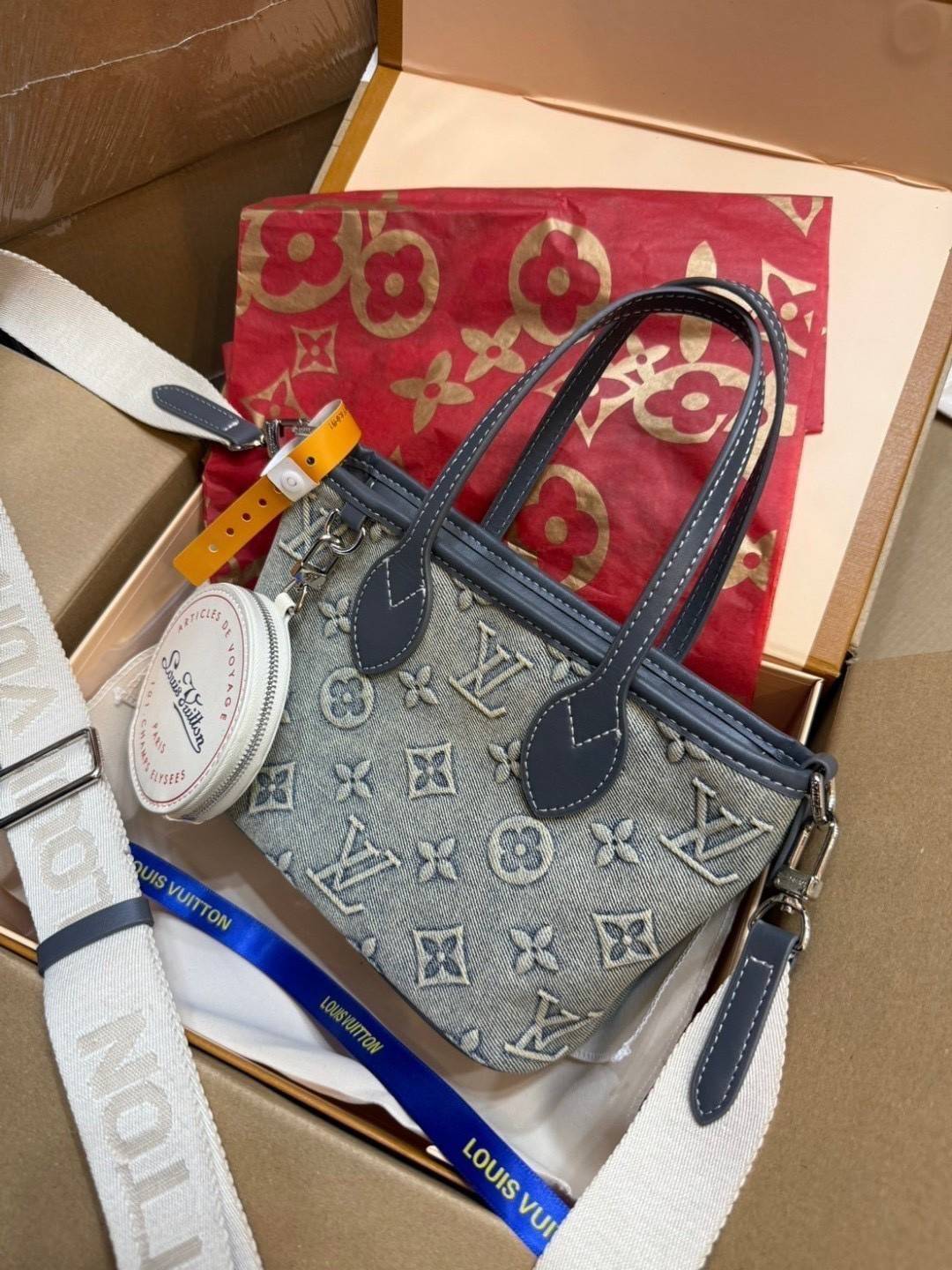 LV Neverfull Denim Mini Bag ดีไซน์ใหม่ล่าสุดก่อนใคร กระเป๋าทรงโท้ทมินิไซส์ ที่ไม่ได้เล็กตามชื่อ มาในรูปแบบ washed denim สวยคลาสสิค ดูแพงสุดๆ