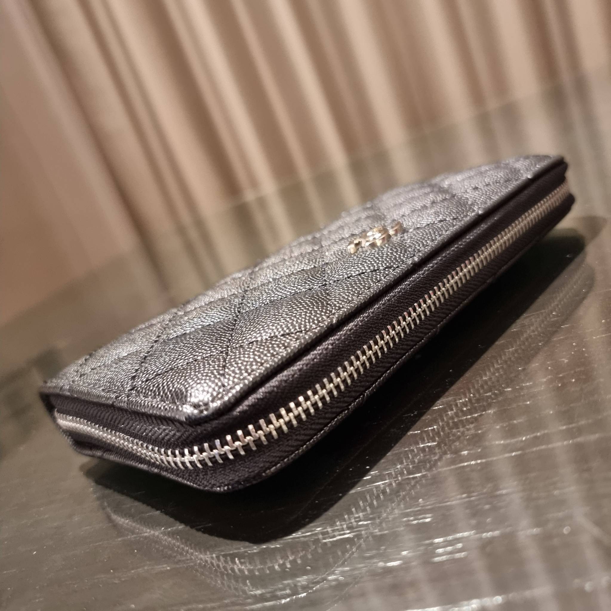 VIP 】กระเป๋าสตางค์ใบยาวรุ่นซิปรอบ สวยรับทรัพย์จาก Chanel วัสดุหนังลายคาร์เวีย ใช้แล้วขับผิวสุดๆ เปิด-ปิดด้วยซิปรูดรอบใบ ใช้งานง่าย ภายในกระเป๋ามีช่องใส่บัตรได้ ใส่ธนบัตรหรือเหรียญได้ มีช่องซิปแยกอีกหนึ่งช่อง ดีไซน์เรียบหรูแบบนี้ สาวๆห้ามพลาดกันน้า!! ซื้อใ