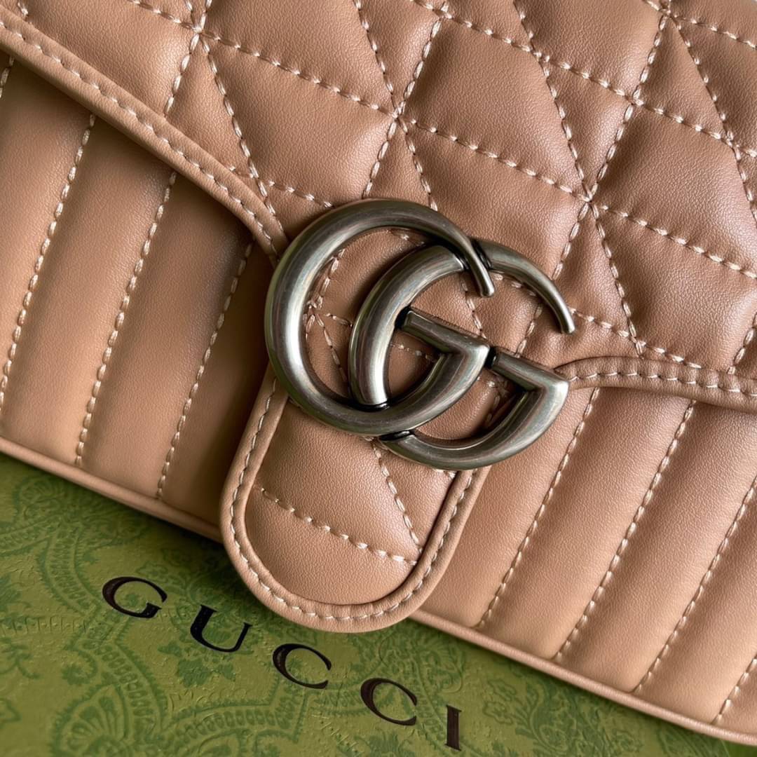หนังแท้ 26cm GUCCI GG Marmont leather shoulder bag แบบใหม่ล่าสุด ราคานี้หนังแท้คือคุ้มมากเลยค่าสาวๆ ต้องจัดแล้วน้าา ยกระดับความหรูให้กับตัวเองกันหน่อย ด้วยกระเป๋ารุ่นนี้!! ครอสบอดี้ที่ดีไซน์หรู อัพเลเวล ในราคาที่จับต้องได้ พร้อมเสิร์ฟความสวยตรงถึงบ้านแล้ว