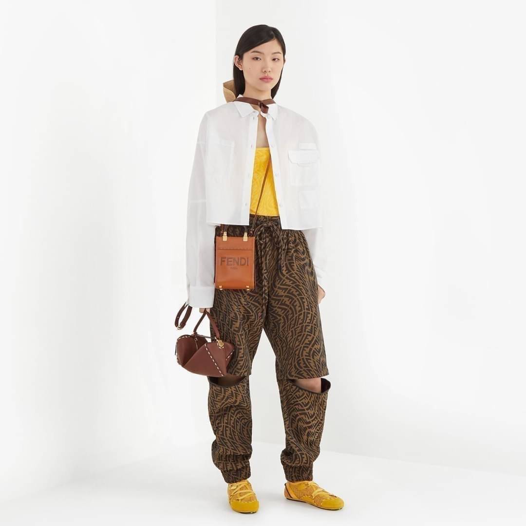 สวยหรูมาก กับ FENDI MINI SUNSHINE SHOPPER วัสดุหนังแท้ทั้งใบ ปั้มชื่อแบรนด์ด้านหน้า ที่จับเซรามิคสีสวยมีสลักแบรนด์ *ทรงมินิน่ารัก ด้านในเป็นช่องโล่งกว้าง สามารถใส่ กระเป๋าสตางค์สั้น มือถือได้ทุกรุ่น มาพร้อมสายสะพาย ถอดปรับได้ อะไหล่ปั้มแบรนด์สีทอง ปั้มโลโ