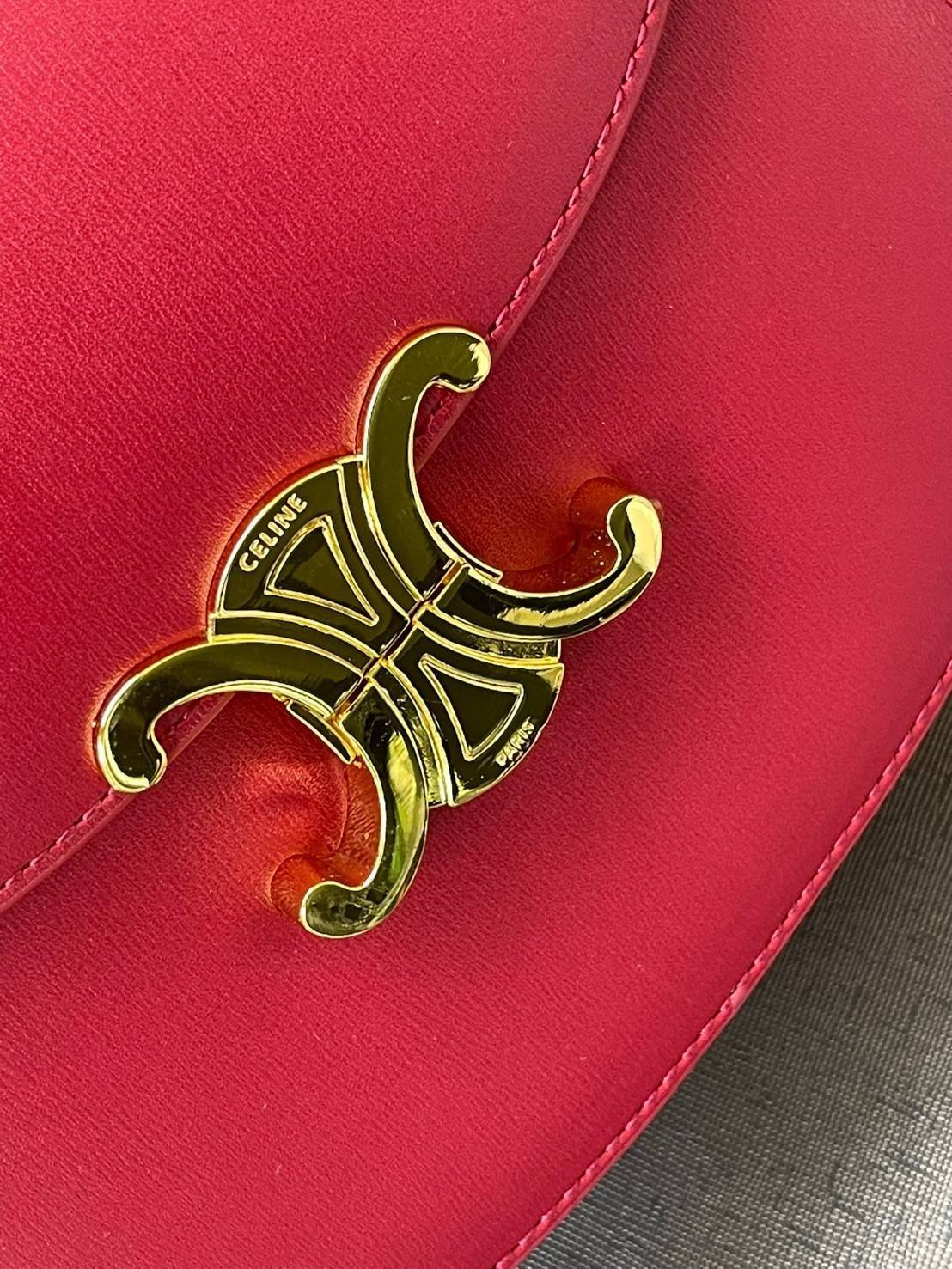 VIP 🥂 CELINE TEEN BESACE TRIOMPHE IN SHINY กระเป๋าสะพายคาดลำตัวรุ่นนี้นับว่าเป็นกระเป๋าอีกหนึ่งรุ่นในซีรีส์ Triomphe ที่ได้รับความนิยมอย่างมาก ด้วยรูปร่างทรงโค้งมนมีความคลาสสิกตามแบบฉบับของ Celine เพิ่มความหรูหราและโดดเด่นด้วยการตกแต่งด้วยโลโก้โลห