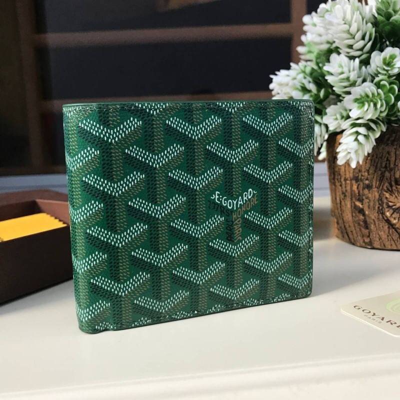 VIP GIFT 】GOYARD Victoire Bifold Wallet กระเป๋าสตางค์ผู้ชายใบสั้น พร้อมส่ง 6 สี พร้อมกล่องสวยหรูน่าใช้มากค่ะ อีกรุ่นที่ยอดขายไม่เคยตก 🤑🤑 ใบจริงดูผู้ดี ดูแพง!! ภายในมีช่องใส่บัตรได้เยอะ ใส่ธนบัตรได้ทุกใบ ห้ามพลาดจร้าา!! ((รุ่นเดินด้ายโทนสีเ