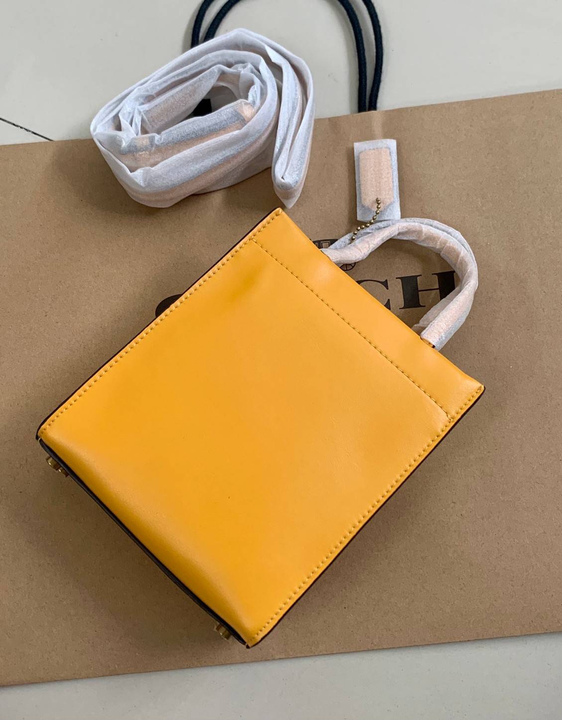 COACH MINI CASHIN TOTE ((C4828)) 💥พร้อมส่งที่ไทยรุ่นใหม่ล่าสุดค่ะ! กระเป๋าขนาดมินิ หนังแท้ หนังนิ่มสวย น่าใช้มากๆค่ะ ปากกระเป๋าแบบแม่เหล็ก ภายในสามารถใส่กระเป๋าเงินใบกลางได้;มือถือแบบตั้งได้ทุกรุ่น;ของจำเป็นจุกจิกสาวๆได้หลายอย่างนะคะ;พร้อมช่องเสีย