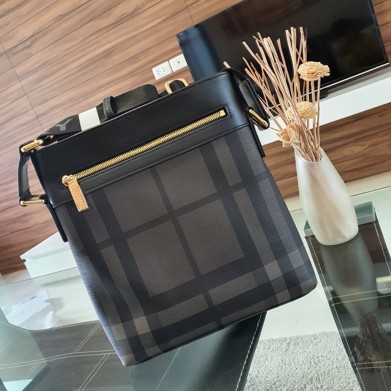 พร้อมเป็นของขวัญ มอบให้คุณผู้ชายแล้วค่ะ สำหรับ BURBERRY CROSSBODY VINTAGE BAG VIP GIFT WITH PURCHASE (GWP) พรีเมี่ยมกิ๊ฟ Limited Edition จากBURBERRY วัสดุหนังโทนสีสุภาพ คลาสสิก ตกแต่งด้วยซิปสะดวกใช้ด้านหน้า ช่องหลักเปิดปิดด้วยซิปยาวด้านบน พร้อมช่องซิปอีกห