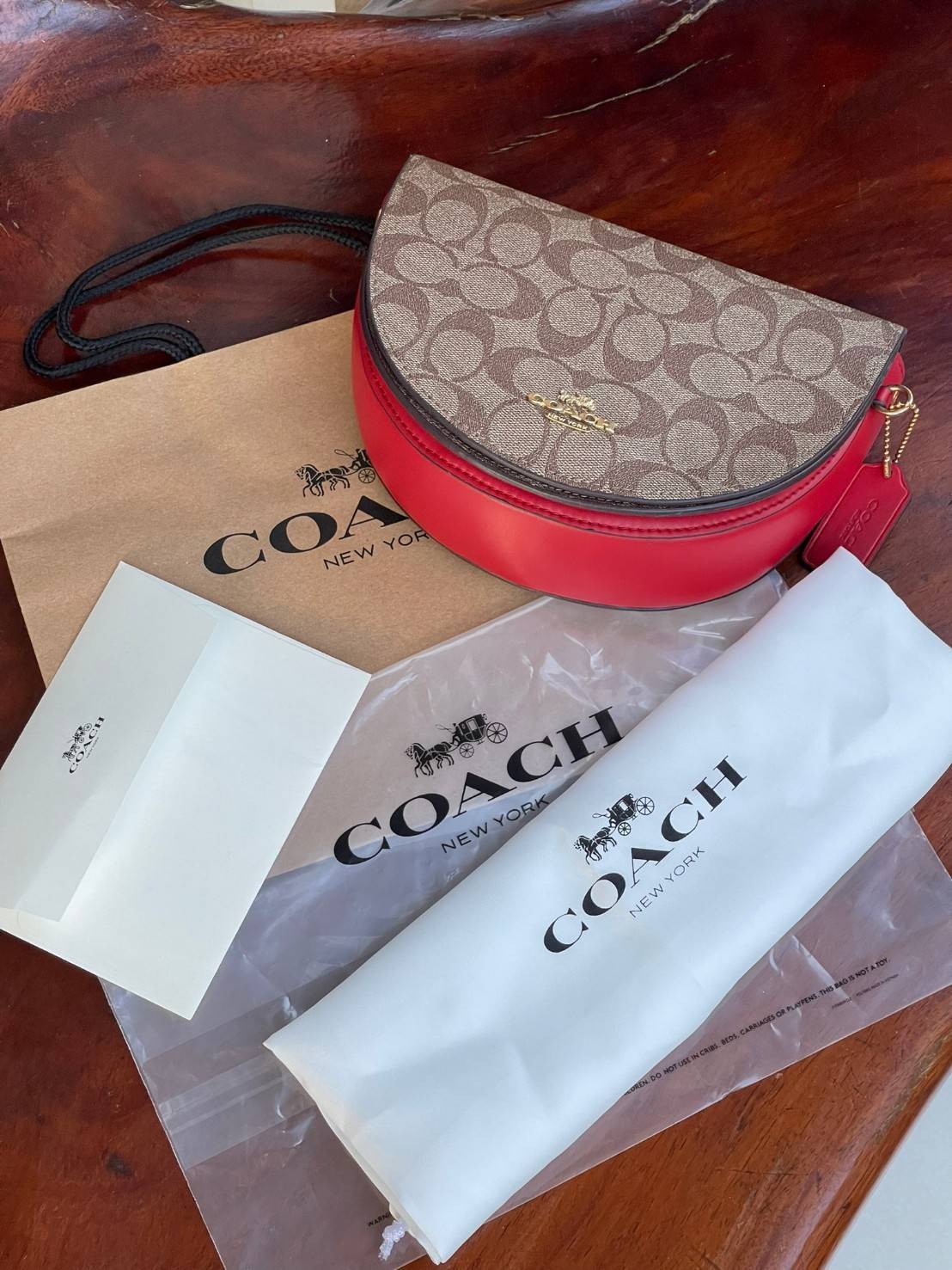 พร้อมส่งที่ไทยครบทั้ง6สีค่ะ 😘 Coach Ellen Crossbody In Signature ((C1432)) กระเป๋าทรงฮาฟมูนรูปทรงคลาสสิก ออกแบบให้มีลักษณะโค้งมน ไม่ดูเป็นทรงแข็งจนเกินไป ดีไซน์และสีของกระเป๋ายังเรียบง่าย เข้าได้กับทุกชุด สะพายครอสบอดี้ร์//สะพายข้าง หรือถือแบบคลัท