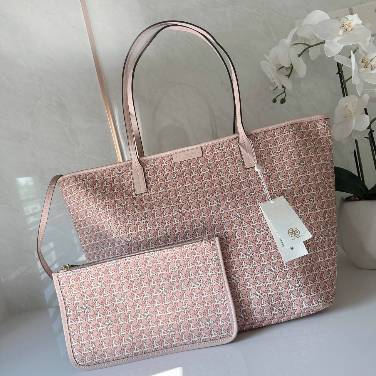 Tory Burch Ever Ready Zip Tote Small Coated Canvas / Tory Burch Geo Logo Tote กระเป๋าโท้ท พิมพ์ลายด้วยลวดลายสานตะกร้าอันเป็นเอกลักษณ์ของแบรนด์ ซึ่งได้แรงบันดาลใจจากความหลงใหลในงานจักสานของผู้ก่อตั้ง