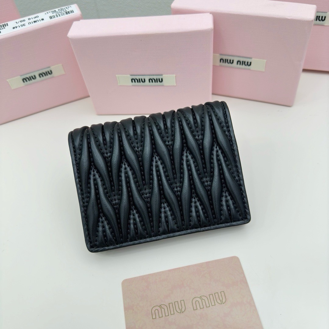 Miu Miu Small matelassé nappa leather wallet กระเป๋าสตางค์หนังแนปป้า ตกแต่งโลโก้หรูหราเป็นเอกลักษณ์