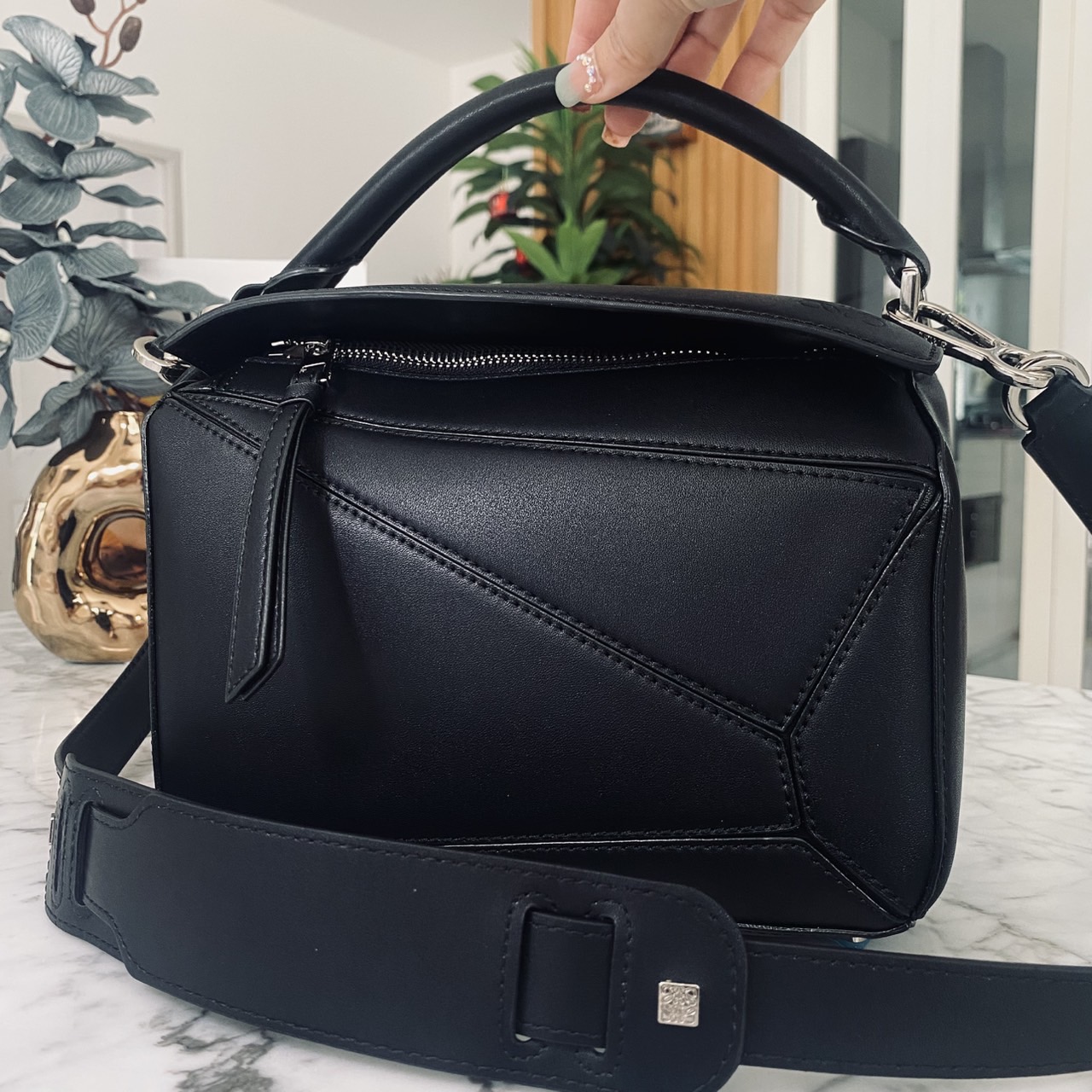 LOEWE Puzzle bag in smooth leather กระเป๋าสะพายทรงกล่องเรียบแต่หรูคูลและเท่ห์ สุดยอดแบรนด์ที่ดีไซน์เป็นเอกลักษณ์ โดดเด่น สไตล์พัซเซิล ใช้ได้ทั้งชายหญิง