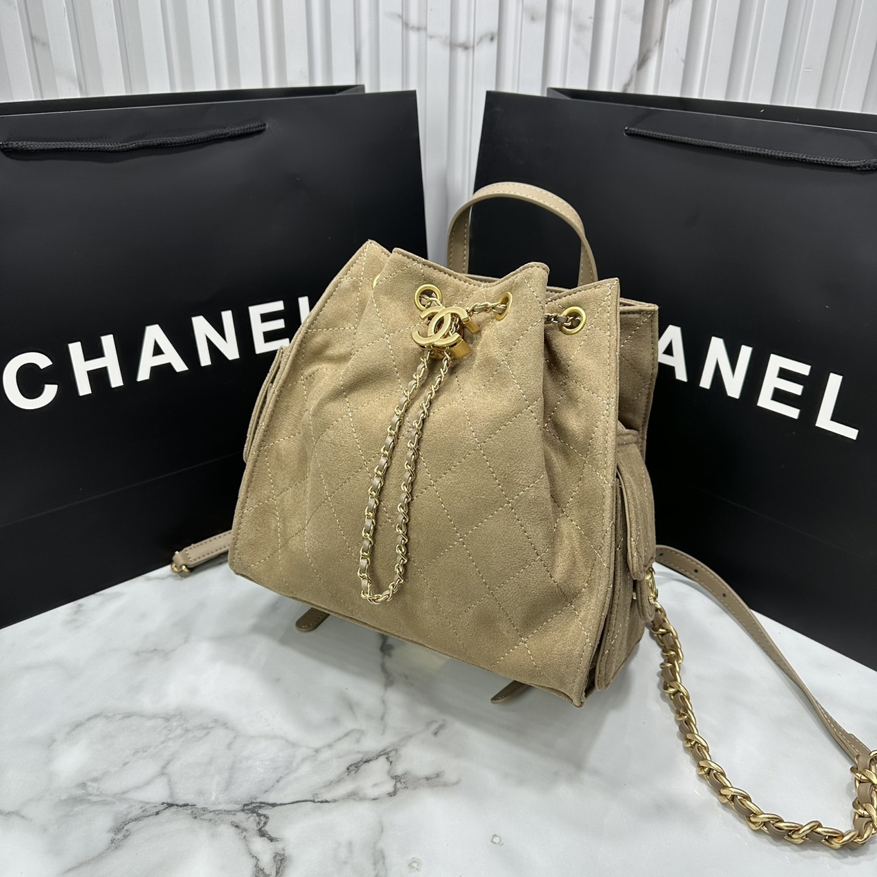 ORI หนังแท้ | Chanel 25 Medium Backpack Suede Beige กระเป๋าสะพายหลัง ดีไซน์ใหม่ล่าสุด สวยเรียบหรูดูแพง