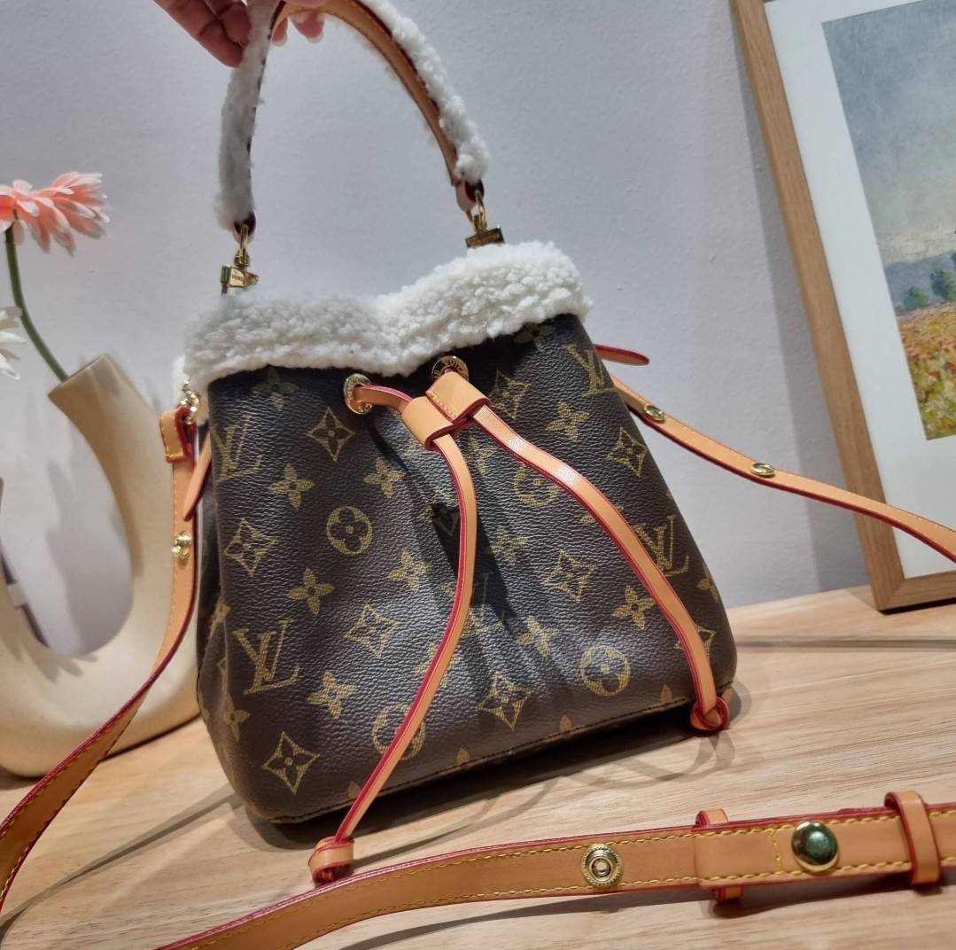 LV NEONOA WOOL Monogram Bag คอลเล็คชั่น Cozygram ใหม่กับรุ่นที่ทำมาจำนวนจำกัด ต้อนรับฤดูหนาว กับกระเป๋าสะพายทรงบัคเก็ต ดีไซน์คลาสสิคซ่อนความหรู