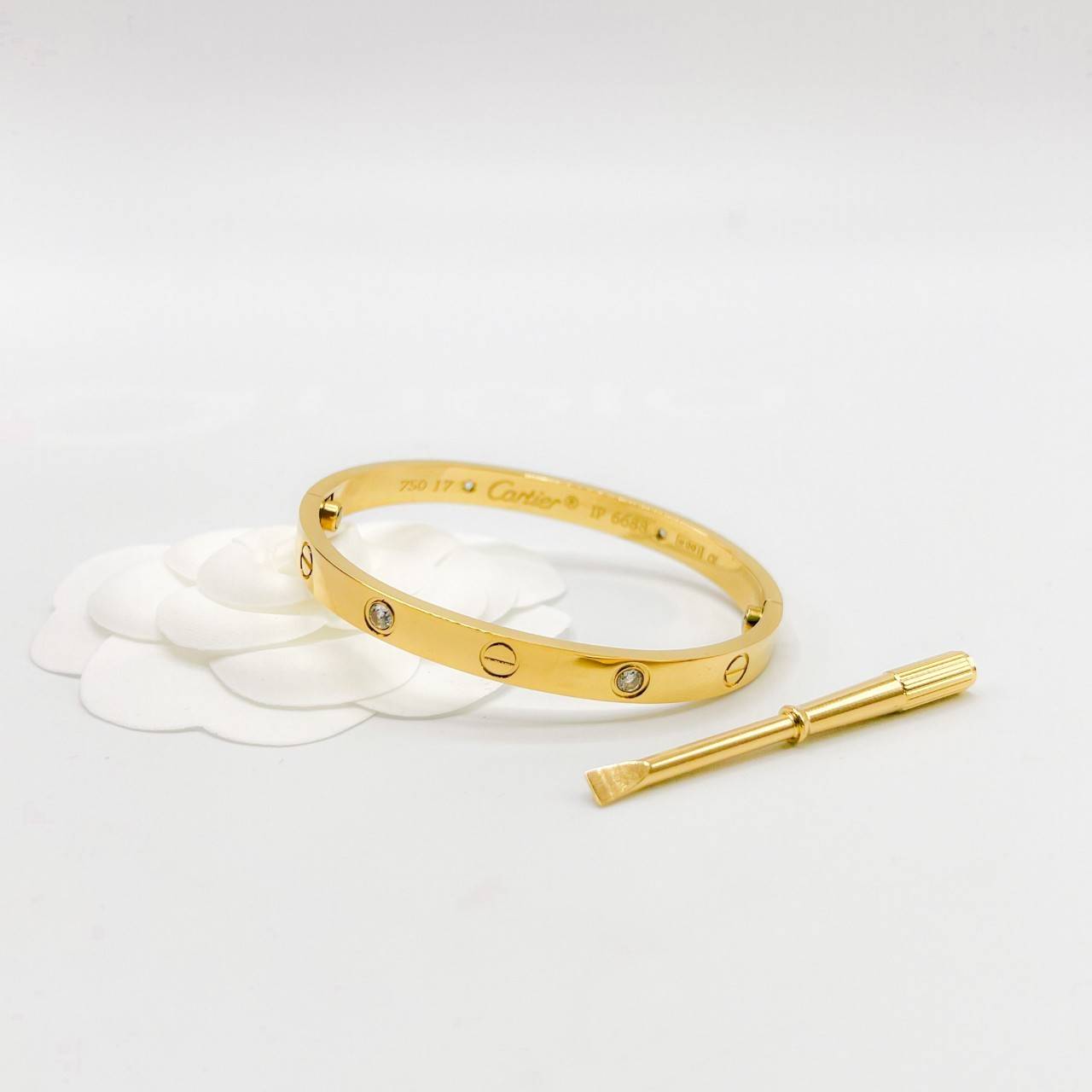 Cartier Love Bracelet, 4 diamonds กำไลข้อมือ Size 17 ภาพถ่ายจากงานจริง เกรดออริจินิล วัสดุคุณภาพดี ไม่ลอกไม่ดำ กล่องใหญ่ตามแบบ งานปั้มครบตามรูปเลยค่ะ