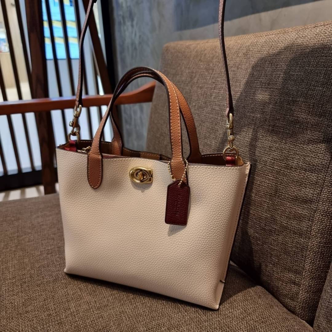 COACH C8561 C8869 WILLOW TOTE 24 IN COLOR BLOCK น้องสาวลุคลูกคุณมาแล้วจ้า กระเป๋าถือ/สะพาย ดีไซน์คัลเลอร์บล็อค ลงตัว เรียบหรู ใบจริงคือผู้ดี๊ผู้ดี ใช่ได้ทุกๆโอกาส วัสดุหนัง pepble อยู่ทรง เปิดปิดด้วยตัวบิดล็อค และอีกฝั่งเป็นกระดุมแม่เหล็ก ภายในโล่งกว้าง ใ