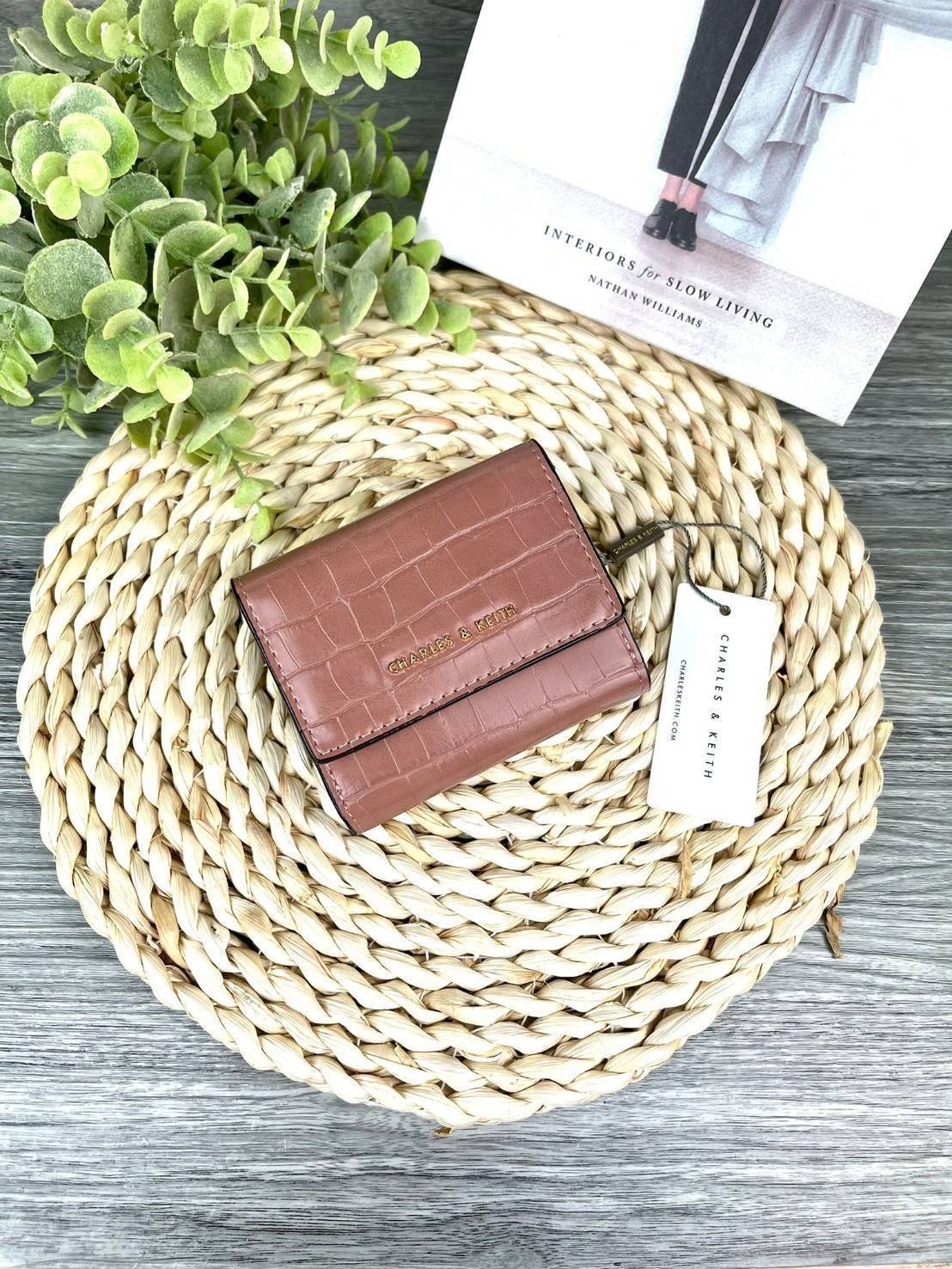 Charles & Keith Croc-Effect Short Wallet กระเป๋าเงิน 3 พับใบสั้น จุของได้ครบ! วัสดุพิมพ์ลายจรเข้