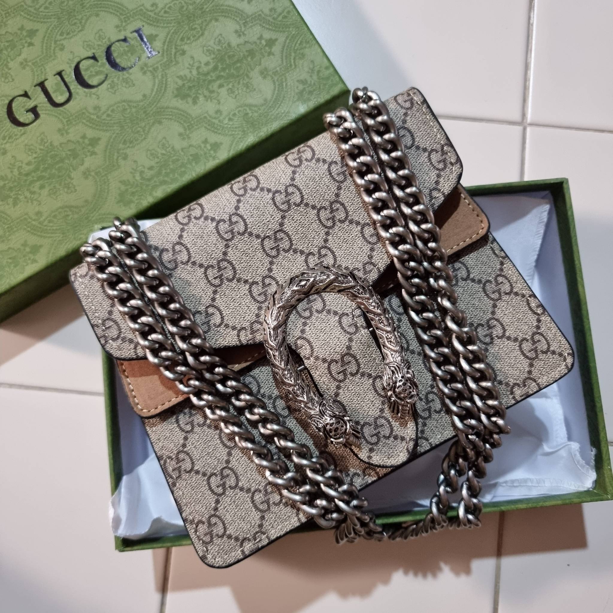 Gucci Mini Dionysus GG Shoulder Bag น้องมินิ ไซส์เล็กสุดเลิศ จัดให้แล้วจ้า!! ฮอตสุดไม่มีใครเกิน สวยจริงไม่ทิพย์!! GC CROSSBODY BAG WITH GWP สุดคุ้มกับกระเป๋าสะพายรุ่นที่สาวๆต้องไม่พลาด!! ดึงดูดและสะกดสายตาด้วยอะไหล่ดีเทลหรูรูปหัวสิงโต วัสดุหนังแคนวาส ทนทา