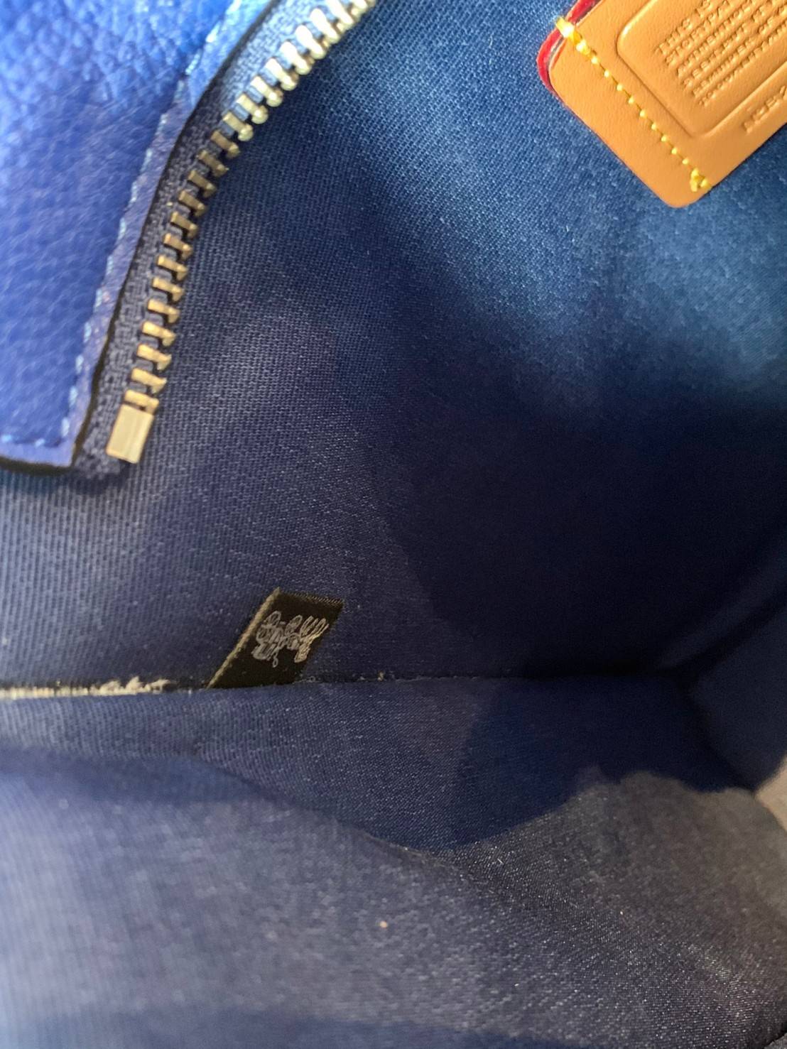 COACH COLORFUL GOTHAM TOTE SIGNATURE ((CA814)) รุ่นนี้ใช้ได้ทั้งผู้ชายและผู้หญิง ขนาดกลางๆกำลังสวยเลยค่ะ ใหม่ล่าสุด ก่อนใคร! กับกระเป๋าที่รังสรรค์สีออกมาได้สดใส เรียกได้ว่าจัดเต็มในเรื่องสีมีเดียวค่ะ หนังแท้ ลายหนังสวย บวกกับโลโก้แบรนด์ทั้งใบที่ลงลายสีได้