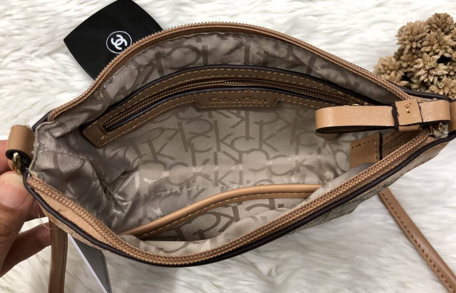 CALVIN KIEIN MINI CROSSBODY BAG สินค้าเข้าใหม่น่าใช้ค่ะ กระเป๋าสะพาย วัสดุหนังลายแบรนด์ทั้งใบ ด้านหน้าติดโลโก้แบรนด์อะไหล่ทอง เปิดปิดกระเป๋าแบบซิป ภายในโล่ง ใส่ของจุ สามารถใส่ธนบัตร สมุดแบงค์ มือถือรุ่นต่างๆ เครื่องสำอางค์ กระเป๋าสตางค์ใบสั้น บอกเลยจุค่ะ 