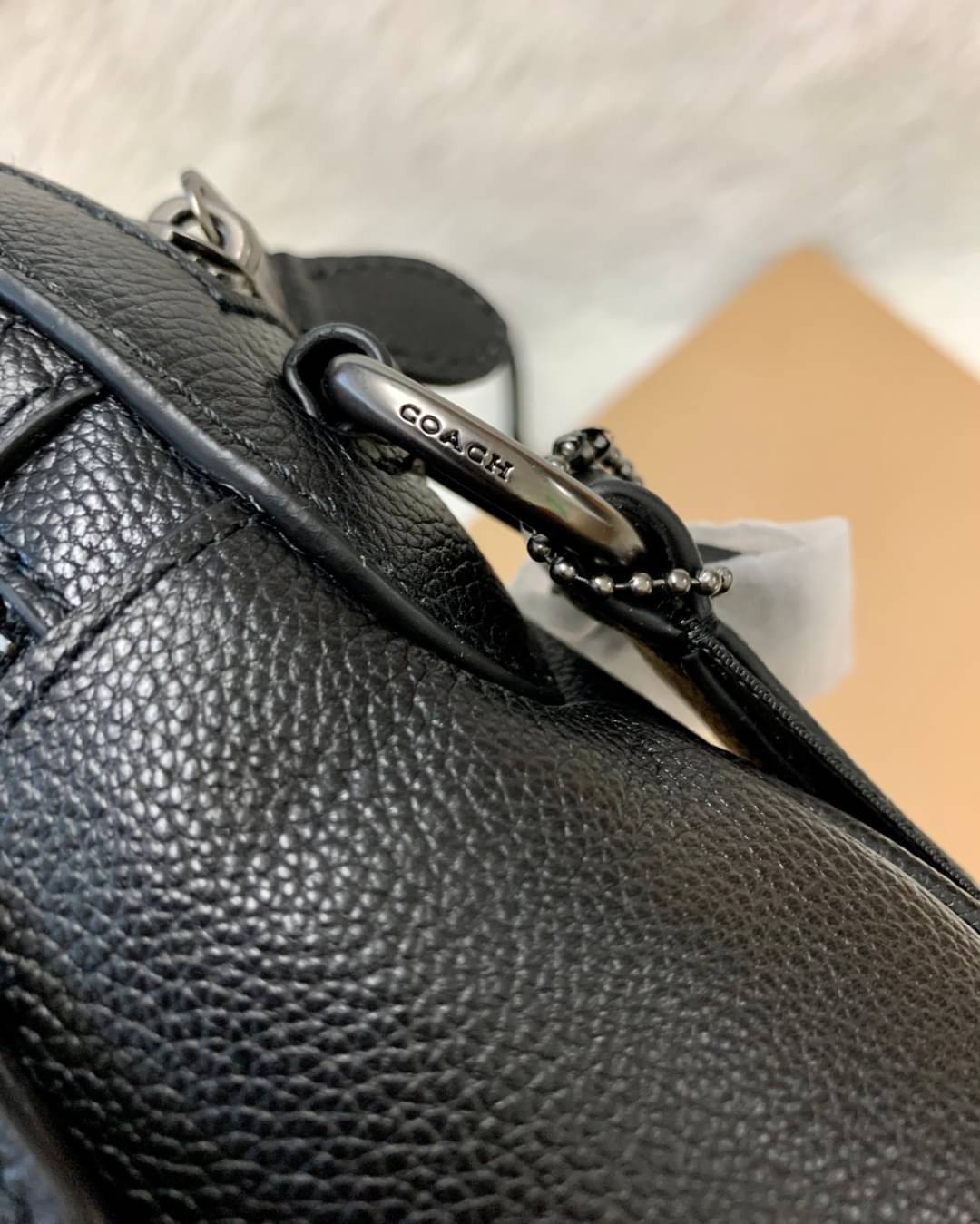 COACH HOUSTON FLIGHT BAG Calf Leather Black Smooth calf leather พร้อมส่งอีกครั้ง! กระเป๋าสะพายแบบครอสบอดี้ร์ของคุณผู้ชาย หนังแท้ ลายหนังสวย ด้านหน้ามีช่องซิปให้หนึ่งช่อง ช่องหลักกว้างใส่สัมภาระได้จุค่ะ พร้อมช่องเล็กใส่ของจุกจิกอีก3ช่องค่ะ สายสะพาย