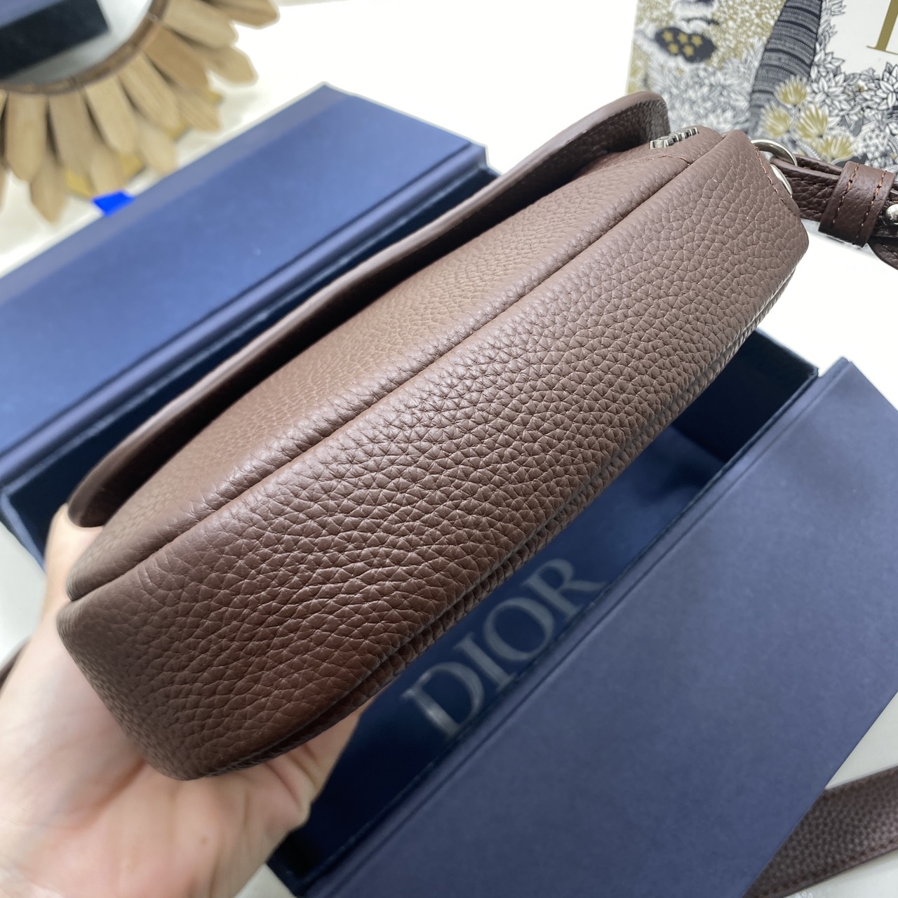 ORI หนังแท้ | DIOR Mini Saddle Bag Icons Leather black กระเป๋าสะพาย คาดอก เปิดตัวครั้งแรกในงานแฟชั่นโชว์ Summer 2025 ดีไซน์สุดไอคอนิกมาตีความใหม่ด้วยรูปทรงที่ทันสมัย หนังแท้ Icons