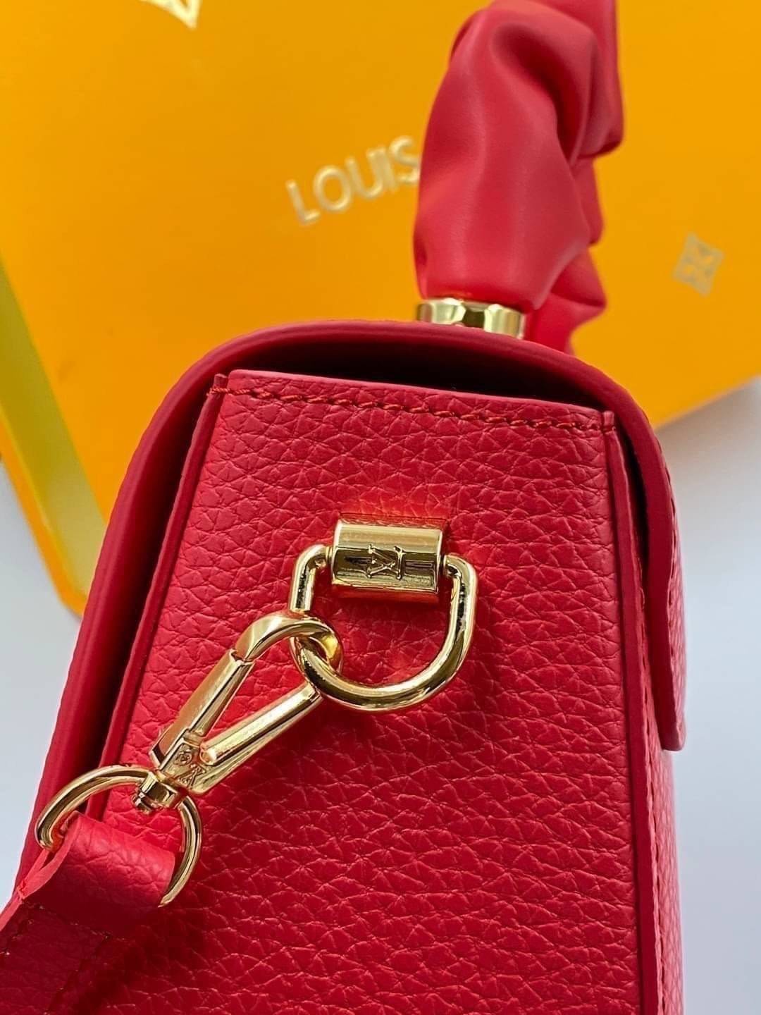 หนังแท้ LOUIS VUITTON Scrunchie Twist Bag พร้อมส่งที่ไทย เกรดออรินอลงานหนังแท้ทั้งใบ ภาพสินค้าถ่ายจากงานขายจริง ใช้งานต่างประเทศได้