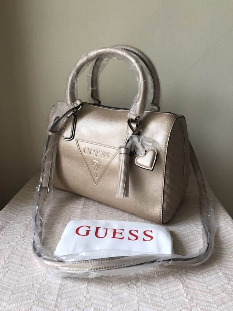 GUESS ทรง SPEEDY New arrival !! กระเป๋าถือ/สะพาย วัสดุหนัง Saffaino น้ำหนักเบา สวยเรียบหรูมากค่ะ เปิด/ปิดด้วยซิป วัสดุอย่างดี รอบตัวกระเป๋าเป็นลายตารางสวยงาม มีพู่หนังห้อยน่ารักค่ะ ภายในกว้างกำลังดี มีช่องเล็กใส่ของจุกจิก มีหูหิ้ว สายสะพายเลื่อนปรับระดับไ