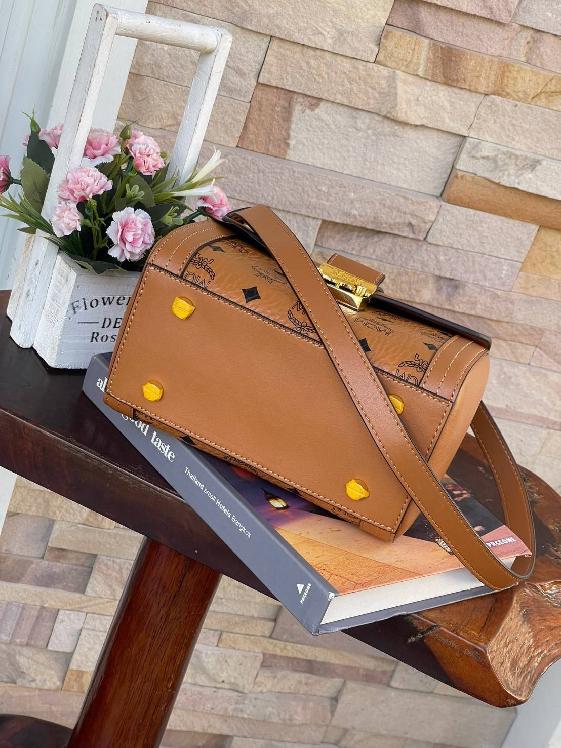 M.C.M Tracy Satchel in Visetos กระเป๋าทรงนักเรียน Tracy ขนาดเล็กผสานความประณีตที่อ่อนนุ่มของหนังดิบ (Vachetta) เข้ากับสัญลักษณ์อันเป็นมรดกของผ้าใบเคลือบผิวลาย Visetos ปิดด้วยตัวล็อคลอเรลนับเป็นความหรูหราที่มาพร้อมพื้นที่เก็บของจำเป็นอย่างกว้างขวาง