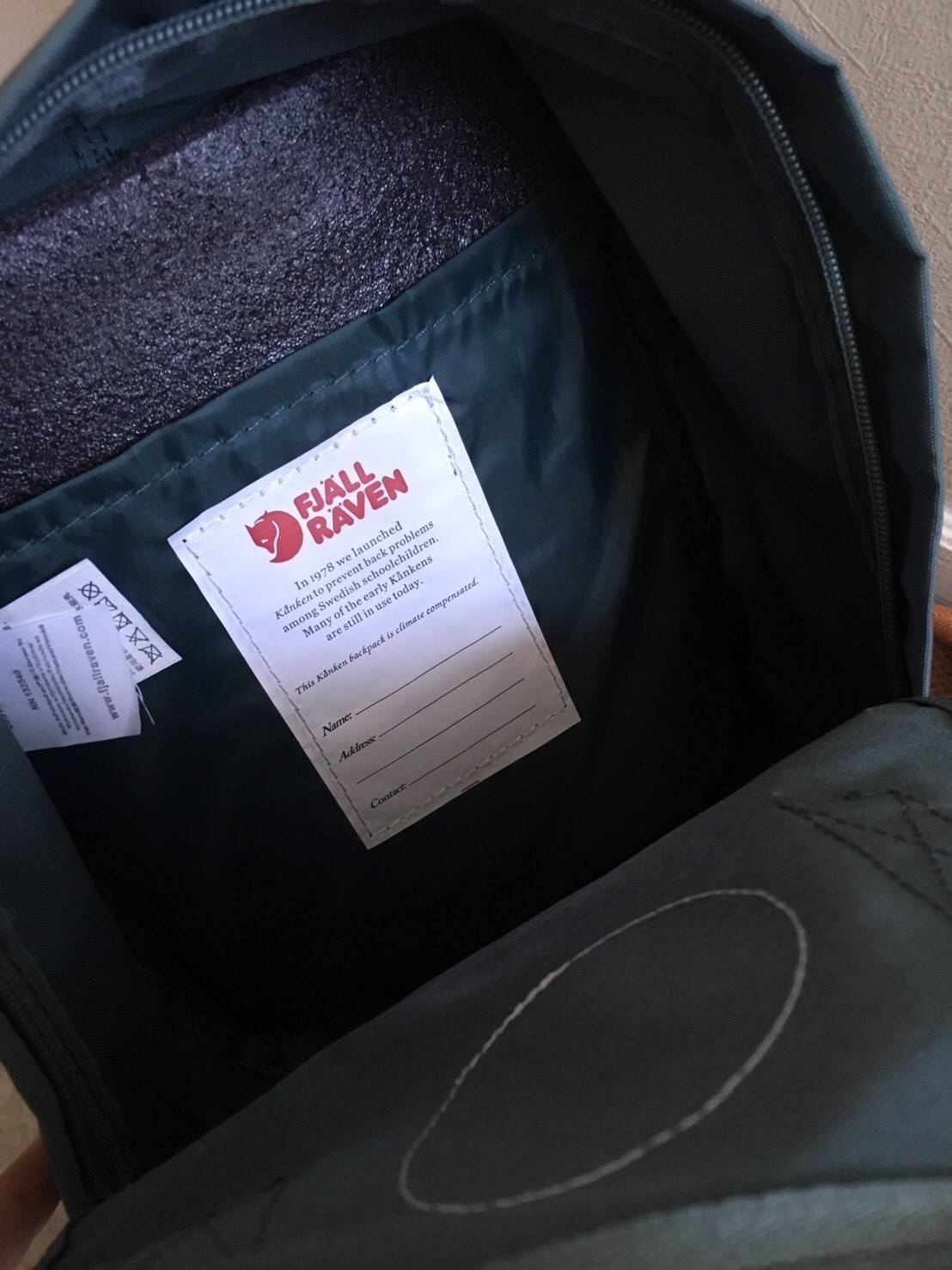 Kanken backpack กระเป๋าเป้สุดฮิต คุณสมบัติมีความทนทานสูงและสามารถกันน้ำ ทำจากเส้นใยพิเศษ เรียกว่า Vinylon-F มีซิปกลางที่เปิดเข้าไป ส่วนข้างในกระเป๋า ด้านในจะมีโฟมสำหรับรองแผ่นหลัง สะพาย สะพายสบายค่ะ เหมาะเป็นกระเป๋าเป้ที่สะพายไปโรงเรียน วันว่างสบายๆ หรือเ