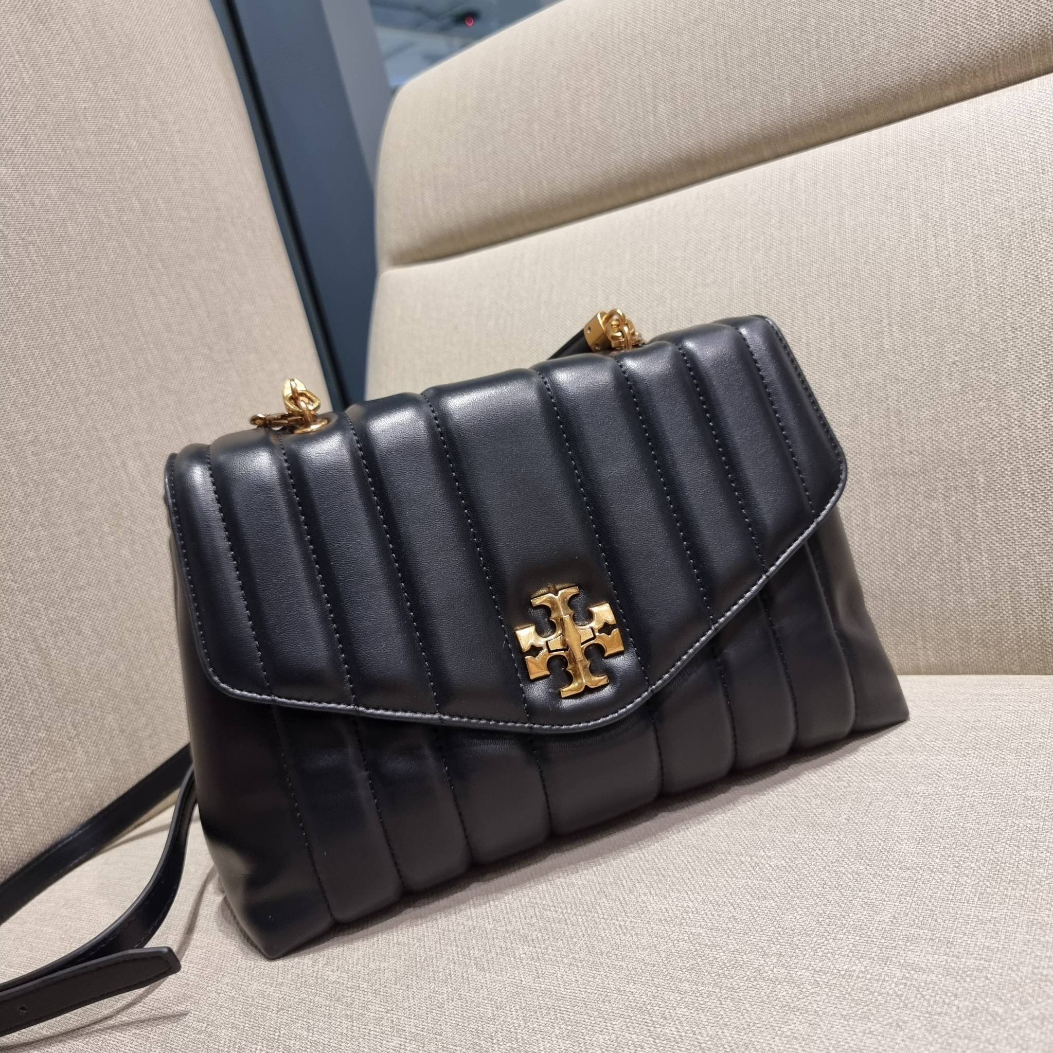 TORY BURCH KIRA QUILTED LARGE SATCHEL ใบใหญ่กับคอลที่ปังไม่ไหว พร้อมเสิร์ฟสีคลาสสิค กระเป๋าถือ/สะพาย ทรงสวย ดูแพง ดูหรู!! หนังแท้ ดีไซน์บุนวม เส้นคมสวย วัสดุหนังแกะ สัมผัสดีงาม นิ่มมือ เปิด-ปิดด้วยอะไหล่บิดล็อค ภายในเป็นช่องโล่ง มีช่องซิป ใส่ของได้แน่นๆ ม