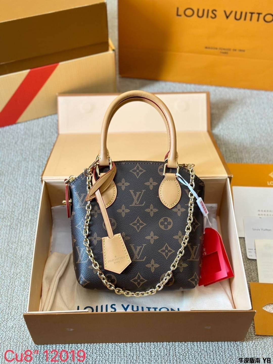 LV Lockit BB bag 19cm กระเป๋าทรงโท้ท ดีไซส์ดั้งเดิมด้านบนโค้งมนเป็นเอกลักษณ์สวยงามสะดุดตาลายโมโนแกรม ตอบโจทย์การใช้งาน พกพาได้หลายสไตล์สุดไอโคนิก