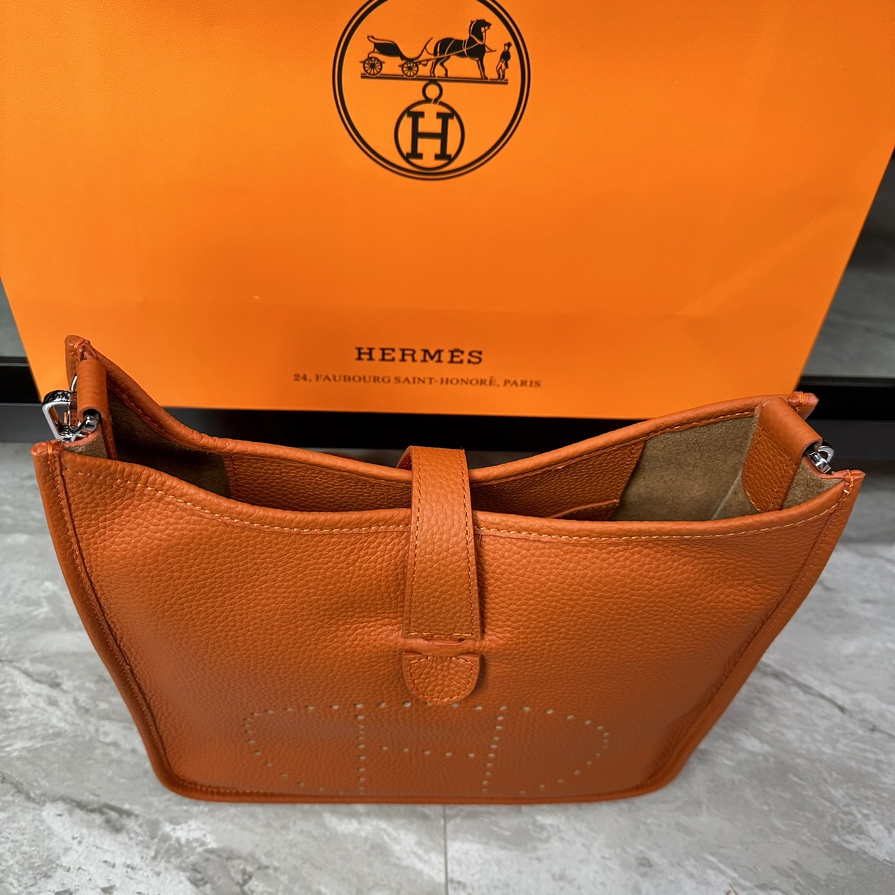HERMES Evelyne PM Bag The Perfect Crossbody Bag 29cm กระเป๋าทรงโท้ทแบรนด์หรู เอกลักษณ์ของความสง่างาม เกรดออริ สลับแท้ 1:1 ใช้งานต่างประเทศได้