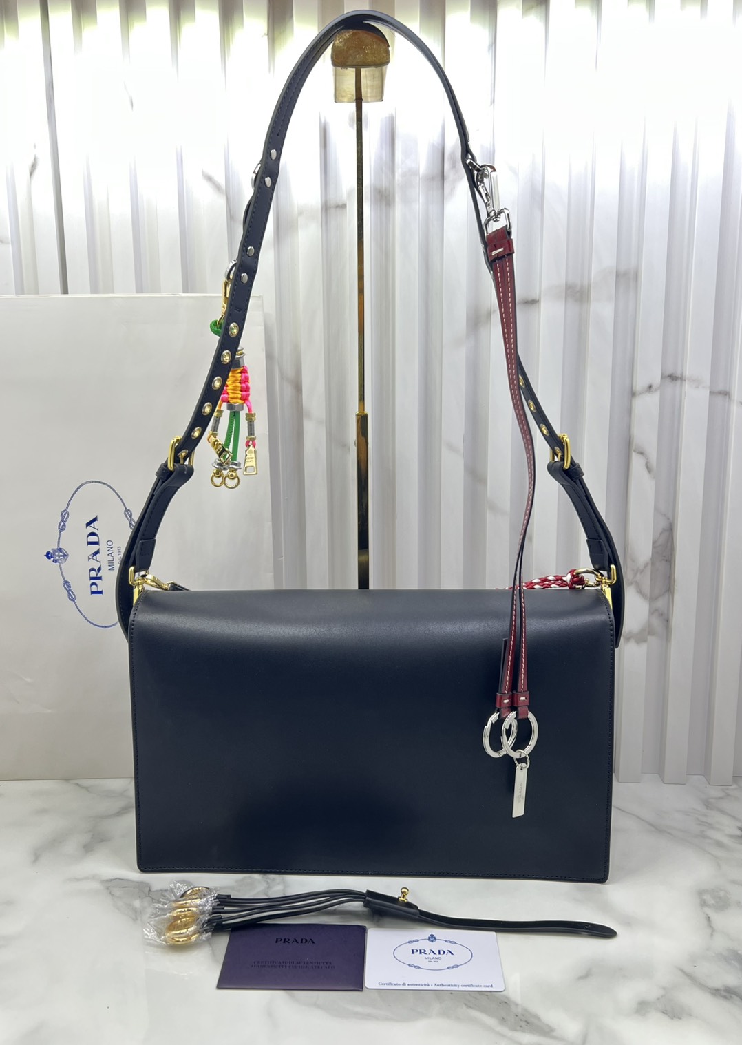 ORI หนังแท้ | 35cm Prada Soft Sound large leather shoulder bag with charms กระเป๋าสะพายทรงกล่องใบใหญ่ รุ่นใหม่ล่าสุด มาแรงแบบเกินต้าน ด้วยดีไซน์เรียบ แต่มีกิมมิคเท่ห์ๆ ที่สายและพวงห้อยหลากสีสุดคิวท์