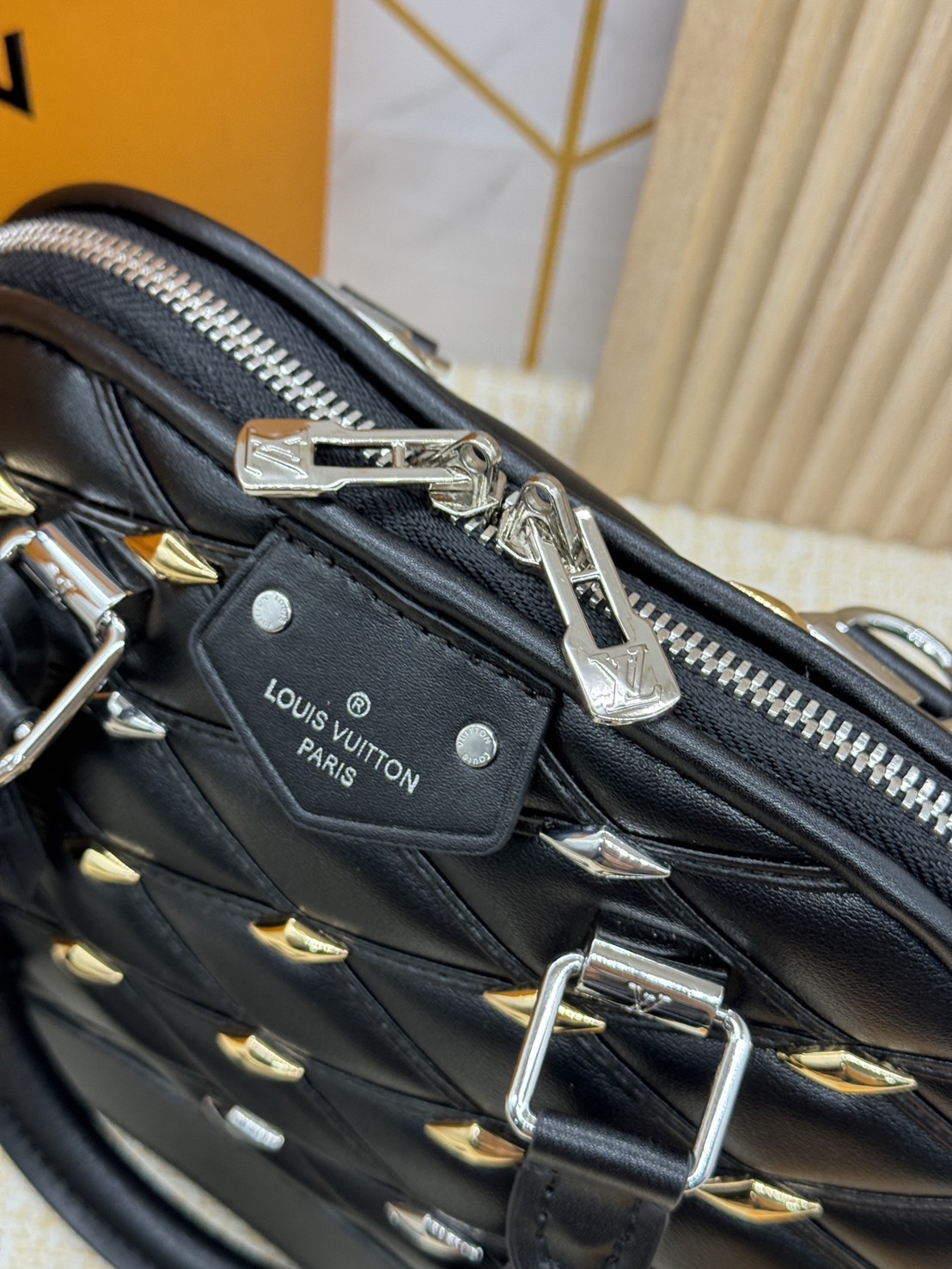 LV Alma BB handbag with a diamond Luxury Malletage Leather Bag กระเป๋าถือสะพาย เกรดออริ 1:1