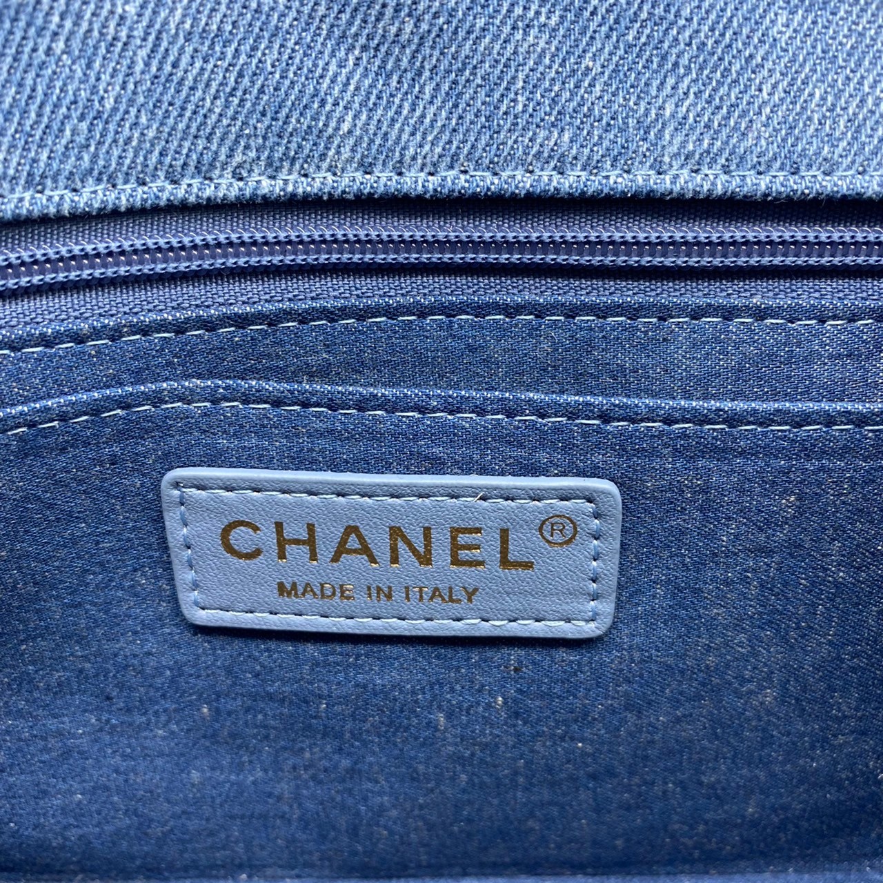 CHANEL Mini Flap Bag Denim Pearl Gold Hardware 18cm พร้อมส่งที่ไทย วัสดุผ้าเดนิมสีน้ำเงินแท้ พร้อมฮาร์ดแวร์โทนสีทองโบราณ และมีฝาปิดด้านหน้าปิดแบบเทิร์นล็อค CC ซิกเนเจอร์ของแบรนด์ ภาพสินค้าถ่ายจากงานขายจริง ใช้งานต่างประเทศได้