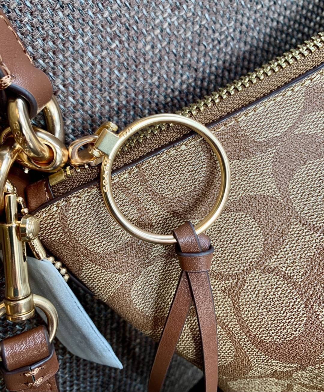 OUTLET 】ปรับราคาลง ได้ไปไม่ผิดหวังแน่นอนจ้าา💥 Coach Pebble Leather Small Skylar Hobo Shoulder Bag((90738)) พร้อมส่งที่ไทย ล่าสุด! กระเป๋าหิ้ว//สะพายข้างได้ ทรงน่ารัก ละมุน หนังแท้ หนังนิ่มมือดีมาก หลงรักแน่นอนค่าา! เปิดปิดกระเป๋าแบบซิปมีพู่ห้อย ใช