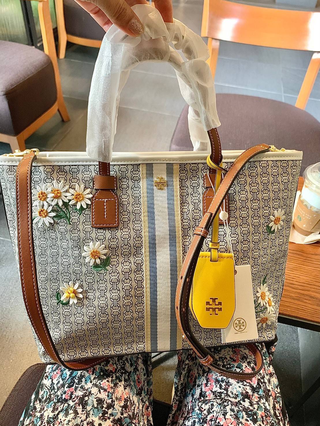TORY BURCH GEMINI CANVAS SMALL PATCHES TOTE 🔺จุดเด่นของหนังคุณภาพต้องนิ่มสัมผัสได้ ไม่แข็งทื่อๆนะคะ! พร้อมส่งที่ไทย ใช้วันไหนๆก็สวยสุดๆไปเลยค่าา! กระเป๋าทรงTote ไม่เล็กอย่างที่คิดนะคะ😁 หนังแท้ชั้นดี ลายหนังสวยนิ่มมือดีมากค่ะ ตัวกระเป๋าลายโ