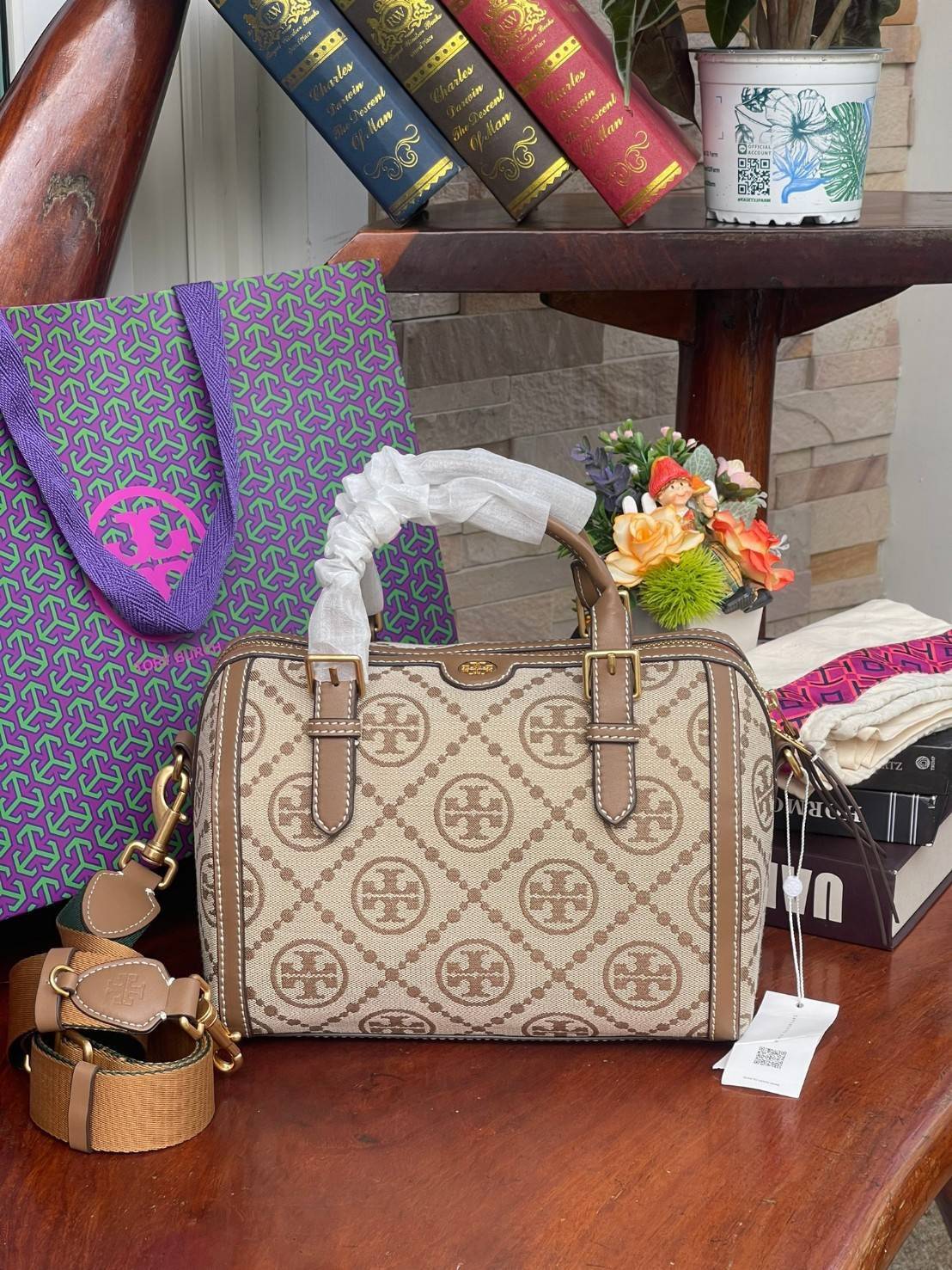 Large: Tory burch T Monograme Jacquaed Duffle เป็นทรงกระเป๋าที่มีความฮอตฮิตตลอดกาล ด้วยรูปทรงคลาสสิคและเหมาะใช้งานเข้ากับทุกสถานการณ์ ไม่ว่าจะเป็นกระเป๋าสะพายไหล่ เพิ่มความคล่องตัวและเข้าได้กับทุกลุค ไม่ว่าจะเป็นวันสบายๆ หรือวันที่ต้องออกไปทำกิจกรรมลุยๆ ห