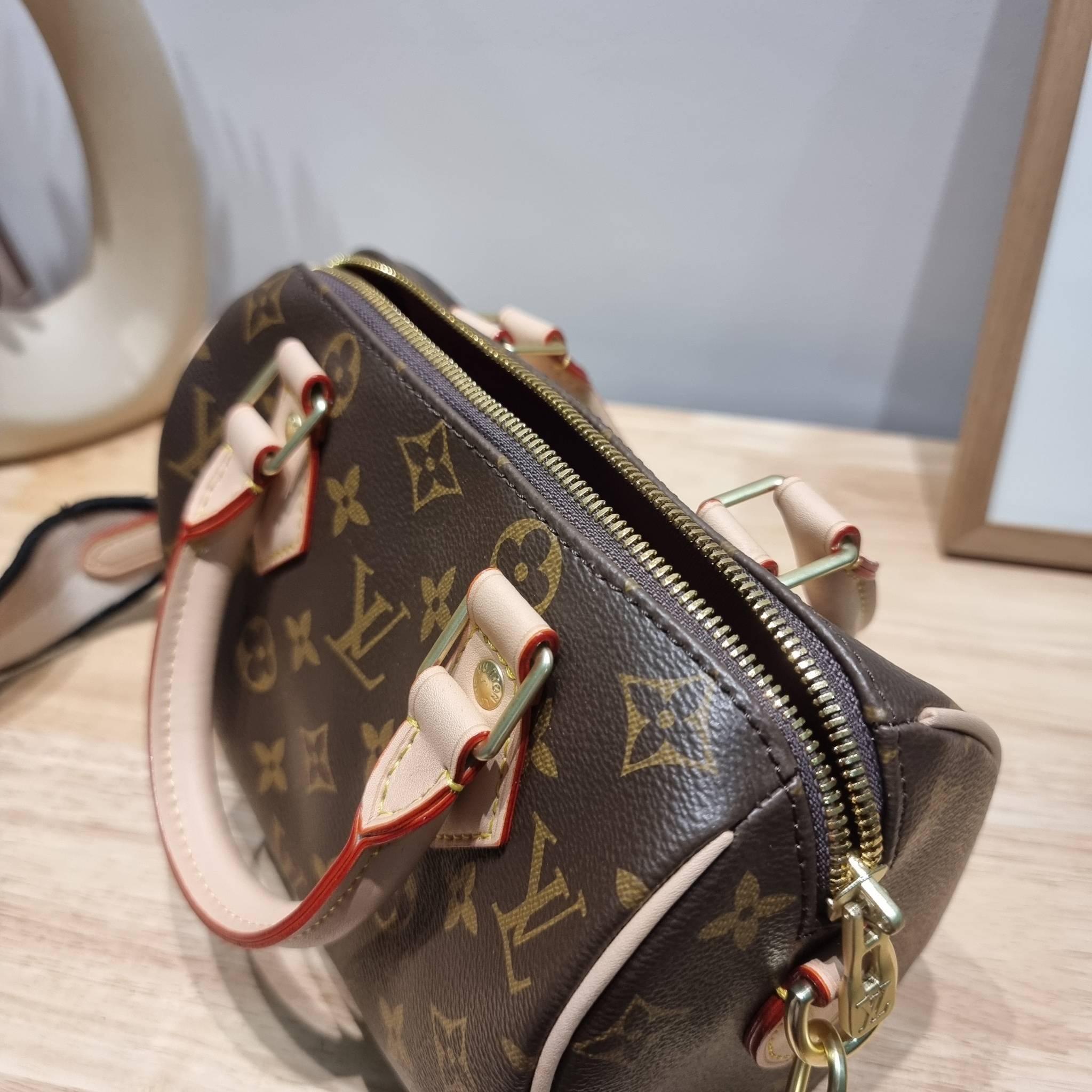 Set 3 ใบ LV Speedy Bandoulière 20 New in!! กับ box set ชวนสะสม ที่จับเอารุ่นยอดฮิต มามิกซ์รวมกับไอเท็มสุดคุ้มของมันต้องมี!! จัดเรียงให้อยู่ในกล่องสุดหรู ไม่ว่าจะตัวกระเป๋า กระเป๋าสตางค์ กระเป๋าจิ๋ว ใบไหนๆก็นำมาใช้งานได้จริง คุ้มค่ามากๆ แถมฟรี! ริบบิ้นลายล