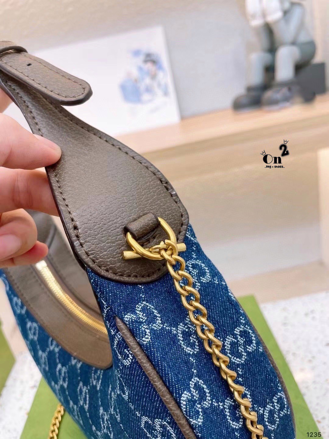 Gucci GG Marmont half-moon-shaped mini bag กระเป๋าคล้องไหล่ ความตัวแม่สายแฟชั่น ต้องกระเป๋าทรงจันทร์เสี้ยวแบบสับค่ะ! ความโค้งมนใช้งานง่าย เอามาสะพายก็คือชนะเลิศไปเลย ภาพถ่ายจากงานขายจริง ใช้งานต่างประเทศได้