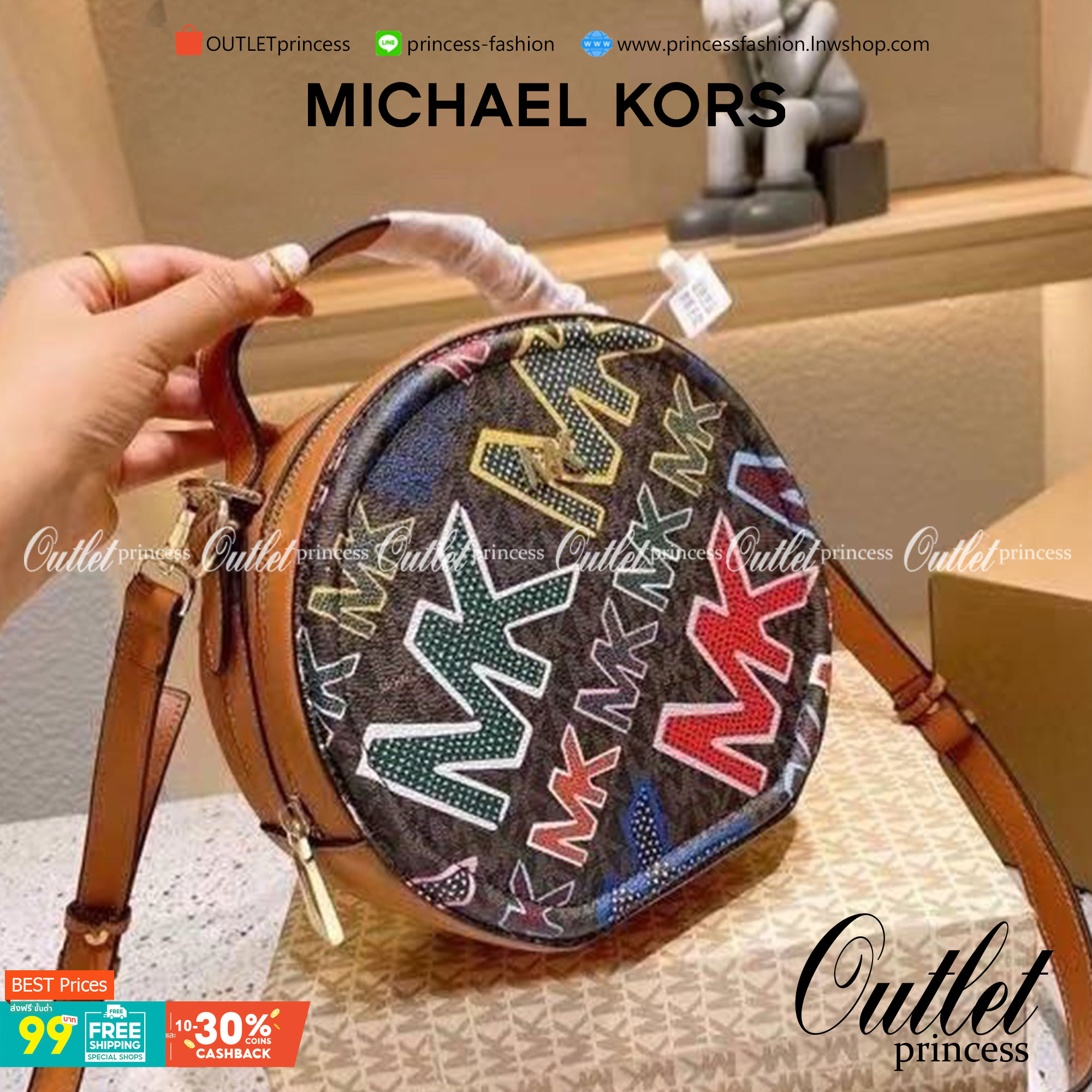 MICHAEL KORS ROUND CROSSBODY สีขาว/ดำ พร้อมส่งที่ไทย กระเป๋าสะพายMK ทรงกลม งานซิปเปิดได้กว้าง หนังพิมพ์ลายแบรนด์ มาพร้อมสายสะพายยาวครอสบอดี้ได้ค่ะ อะไหล่ทองสวยหรู งานจริงสวยน่าใช้มากค่ะ
