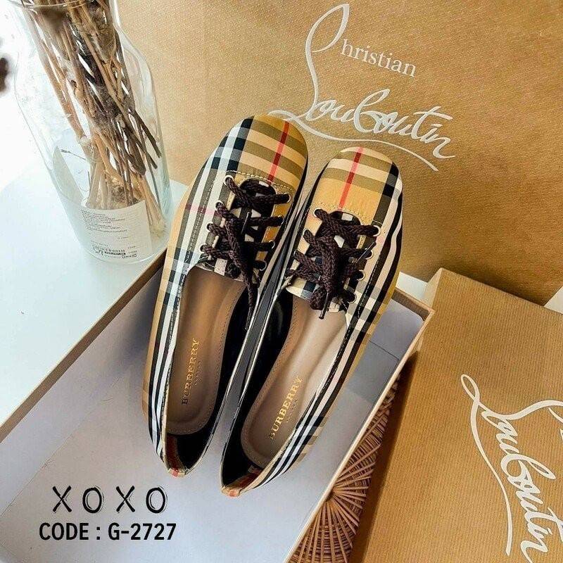 Burberry Flat Shoes คัชชูสไตล์ผ้าใบ ทรงเทย์ แมทส์ชุดง่าย สวมใส่ง่าย ผ้านุ่ม ทรงรองเท้ากว้าง ด้านหน้าเชือกถอดร้อยได้ วัสดุผ้าลายแบรนด์ งานจริง สวย เรียบร้อยมาก แนะนำค่ะ