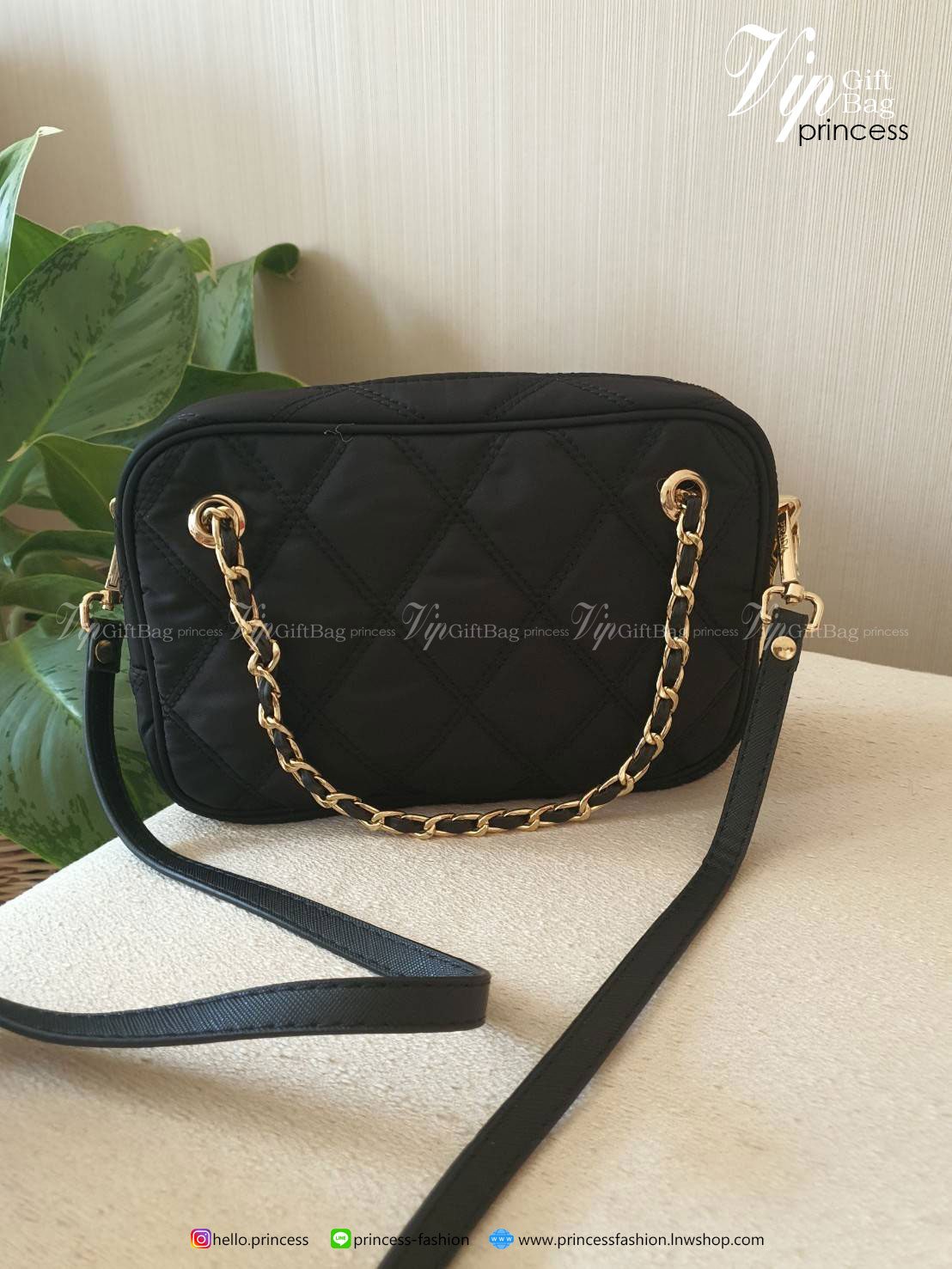 รุ่นใหม่มาแรง จากแบรนด์ PRADA รุ่นMini handbag มาพร้อมกันถึง2สาย สายคล้องติดกระเป๋า และสายยาว Crossbody วัสดุทำจากผ้าNylon ลายตาราง สวยหรูดูดีมากคะ เปิดปิดด้วยซิป ภายใรมีป้ายโลโก้แบรนด์ มีช่องซิป อละช่องใส่ของแยกอีก บุผ้าลายแบรนด์อย่างดี ใส่ของำด้หลากหลาย