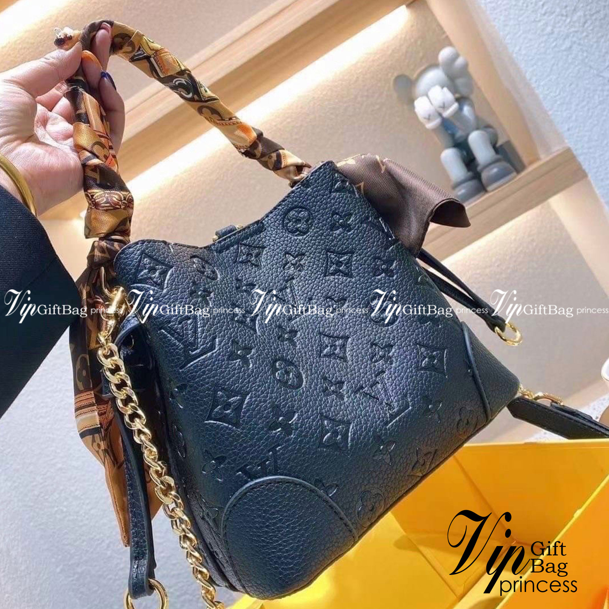 LV NeoNoe Beloved Monogram กระเป๋าสะพายทรงหรูหรา มีสไตล์ เป็นเอกลักษณ์ลงตัวสมบูรณ์แบบ จุของได้เยอะมาก งานปั้มลายโมโนแกรมเต็มใบ ใบจริงสวยมากกกก ได้สวยก่อนใคร ต้องจัดแล้วจ้า พร้อมส่งความสวยที่นี่ ที่เดียว!!