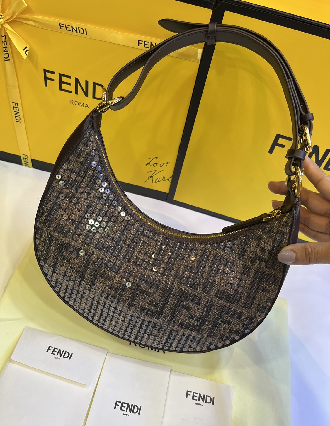 FENDI Fendigraphy Hobo Bag Brown fabric charm / Fendi hobo bag พร้อมส่ง กระเป๋าสะพายไหล่เฟนดิปักเลื่อมรุ่นใหม่ สวยหรู **สินค้าเกรดออริจินอล 1:1 สลับแท้