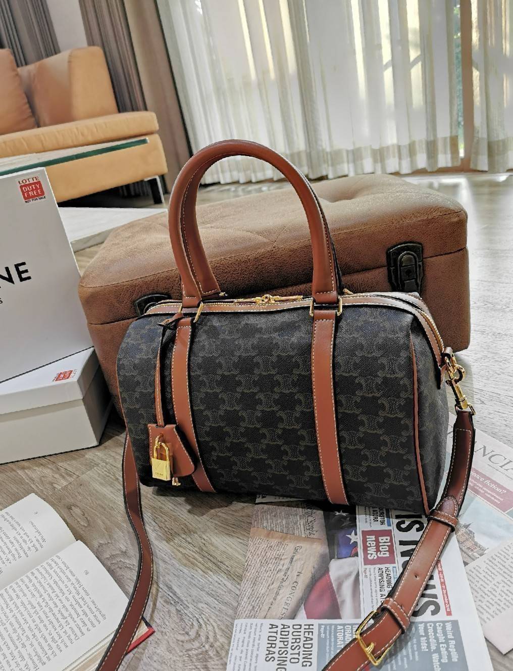 CELINE TRIOMPHE CANVAS BOSTON BAG VIP GIFT WITH PURCHASE (GWP) พรีเมี่ยมกิ๊ฟ Limited Edition จาก CELINE HAUTE PERFUME DUTYFREE วัสดุ TRIOMPHE CANVAS หนังขึ้นลาย Signature สวยหรูสุดคลาสสิคดีไซน์ไม่มีเอ้าท์ เปิดปิดด้วยซิปแบรนด์ มาพร้อมTagห้อยแม่กุญแจอะไหล่แ