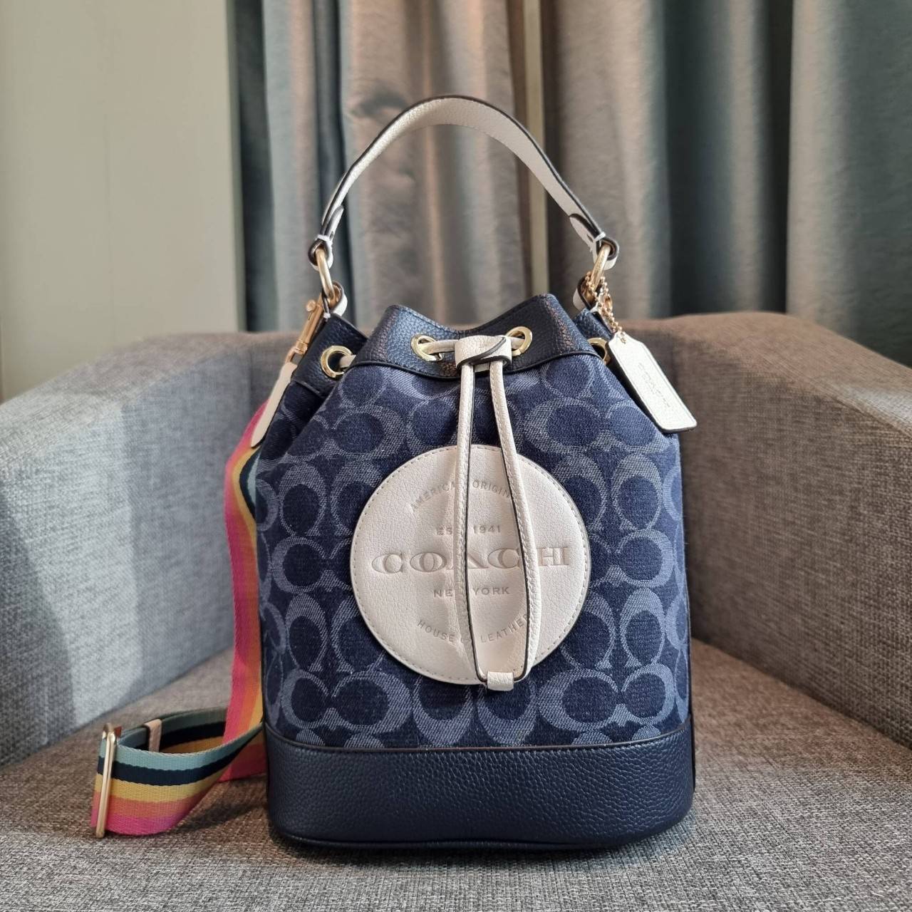 OUTLET 】COACH DEMPSEY DRAWSTRING BUCKET BAG IN SIGNATURE JACQUARD WITH STRIPE AND COACH PATCH C4101 C4102 พี่สาวใบใหญ่สุดสวยมาแล้วจ้า!! กระเป๋าทรงถังไซส์ใหญ่ ที่สาวๆรอคอย ใช้งานง่ายด้วยการรูดหนังปิดรอบปากกระเป๋า ทุกอย่างลงตัวที่สุด!! โดดเด่นด้วยลวดลายสีสั
