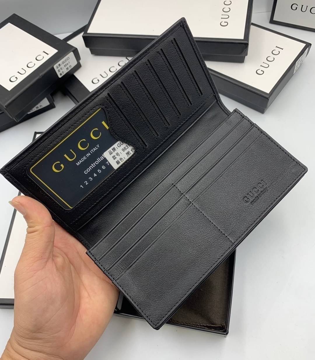หนังแท้ GUCCI Men Long Wallet รุ่นใหม่ล่าสุด!! หนังสวยเริด ดีงามมากค่าาา กระเป๋าสตางค์ใบยาว ดีไซน์ใหม่ สวยดูหรู ถือใช้กำลังเหมาะมือ ใส่บัตรได้เยอะ ใส่ธนบัตรได้ทุกชนิด มาครบ set พร้อมส่ง!! เป็นไอเท็มที่หนุ่มๆต้องมีจริงๆจ้า 😎😎