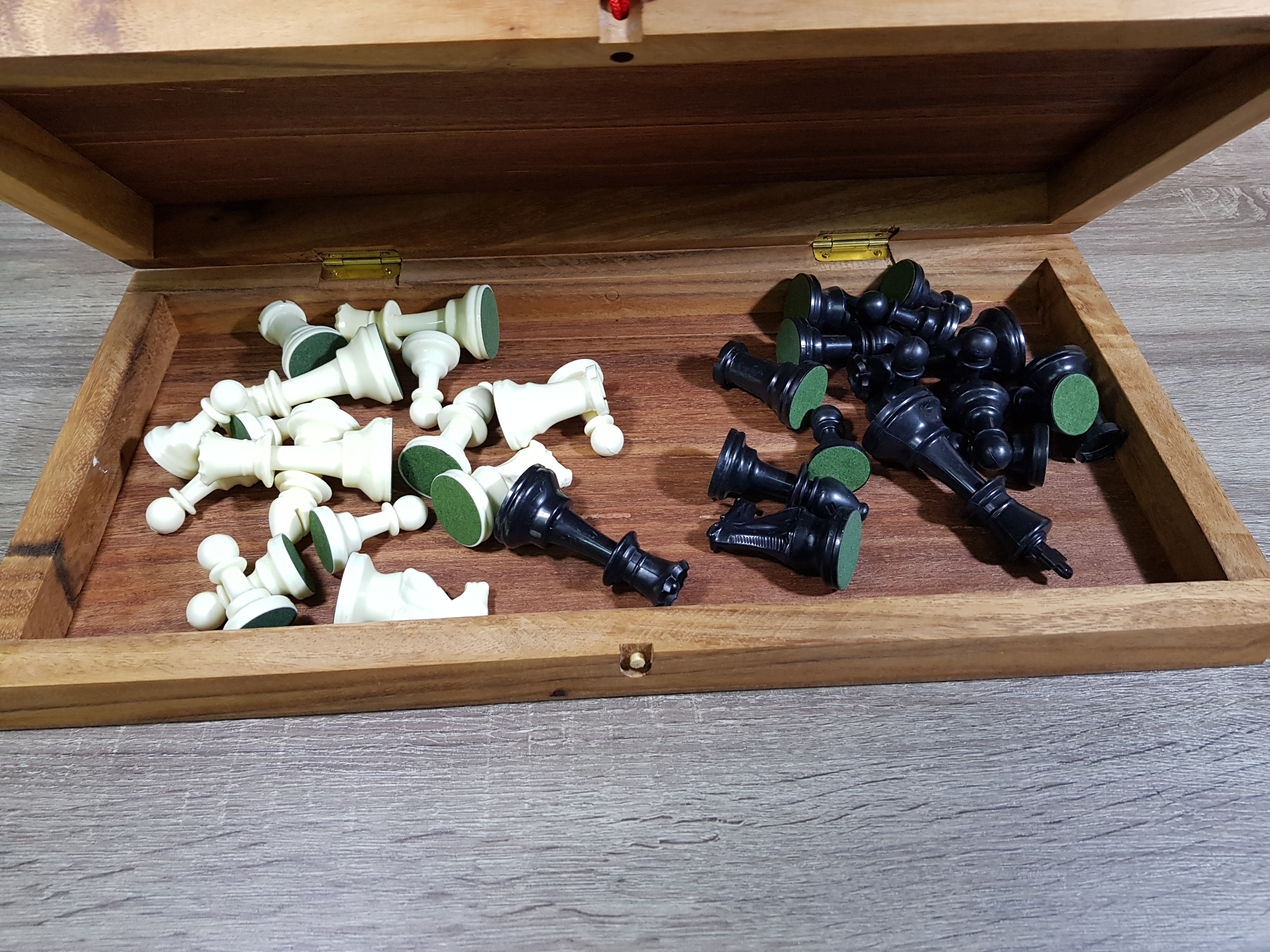 ชุุดหมากรุกสากลช่องสีขาวกระดานไม้พร้อมตัวหมากรุกสากลเรซิ่นมีน้ำหนัก