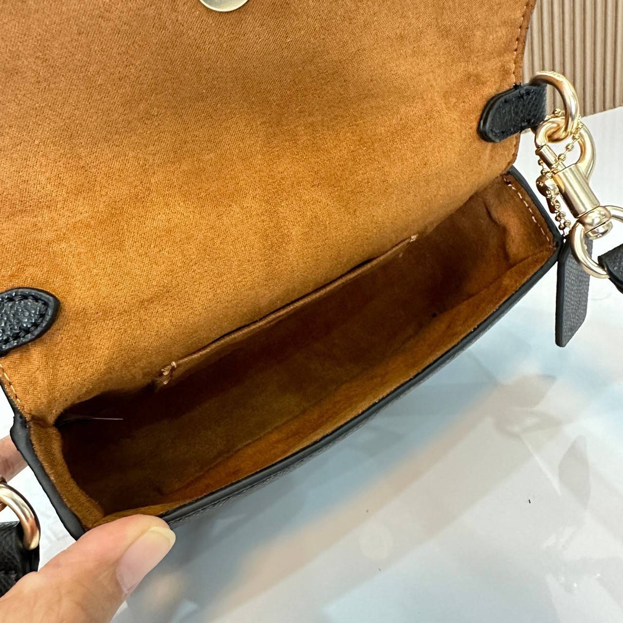 Coach Mini Josie Top Handle Crossbody In Blocked Signature Canvas (cc340) ใหม่ล่าสุด กระเป๋าสะพายหรือถือใบเล็กกระทัดรัด วัสดุหนังตัดขอบหนังแท้ ภายในช่องโล่งกว้างสามารถใส่โทรศัพท์ iPhonePro max ได้ มีช่องใส่บัตรเครดิต 2 ช่อง เปิดปิดด้วนกระดุมแป๊ก ซับในผ้า 