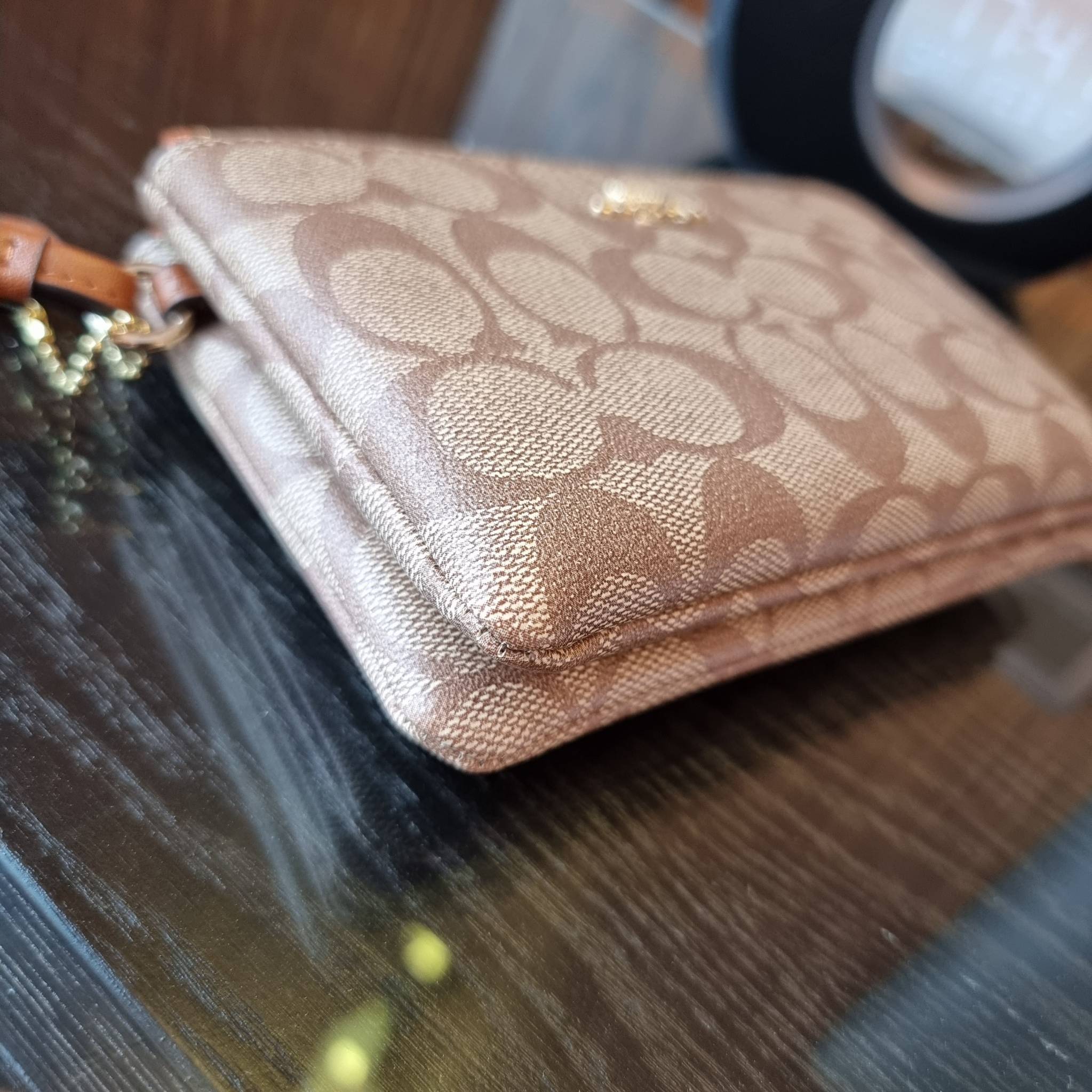 COACH F87591 DOUBLE CORNER ZIP WALLET IN SIGNATURE COATED CANVAS คล้องมือรุ่น 2 ซิป!! มาแล้วจ้า 🌟🤗 ไซส์นี้คือเหมาะมือจริงๆ พกง่ายเช่นเคย ไม่ต้องกังวลว่าจะเกะกะหรือกินพื้นที่กระเป๋าหลัก วัสดุหนังแคนวาสเคลือบลาย มีช่องหลักแยก 2 ช่อง ภายในบุผ