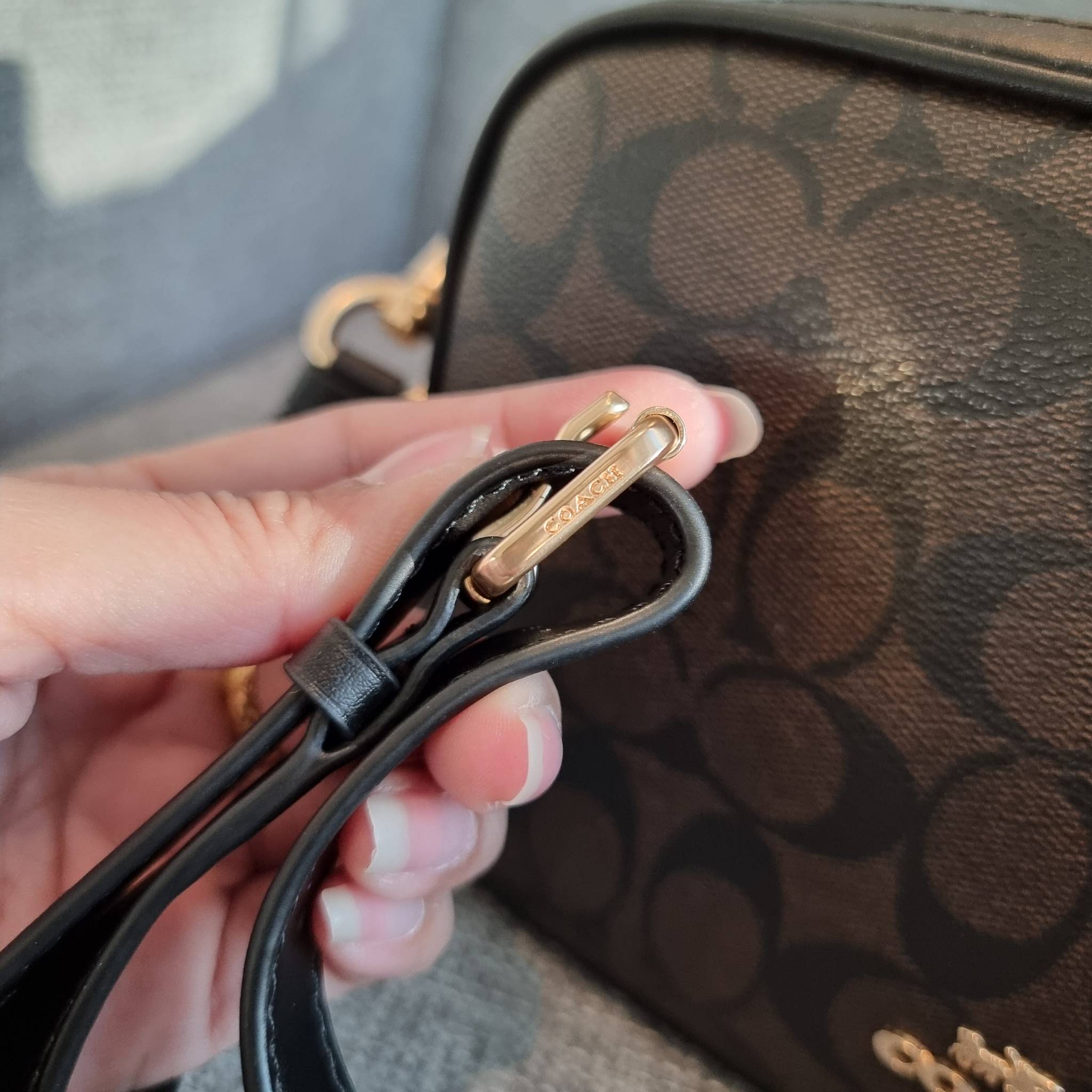 OUTLET 】COACH F68168 JES CROSSBODY IN SIGNATURE CANVAS รุ่นยอดฮิต!! กระเป๋าสะพายข้าง รุ่น 2 ซิป ใบใหญ่จุใจ สีคลาสสิคขายดี!! วัสดุหนังแคนวาสเคลือบลาย เปิด-ปิดด้วยซิป 2 ช่องหลัก ใช้งานง่าย ทรงสวยมากๆรุ่นนี้ มาพร้อมสายสะพาย crossbody ปรับได้ตามตัว ภายในใส่ขอ